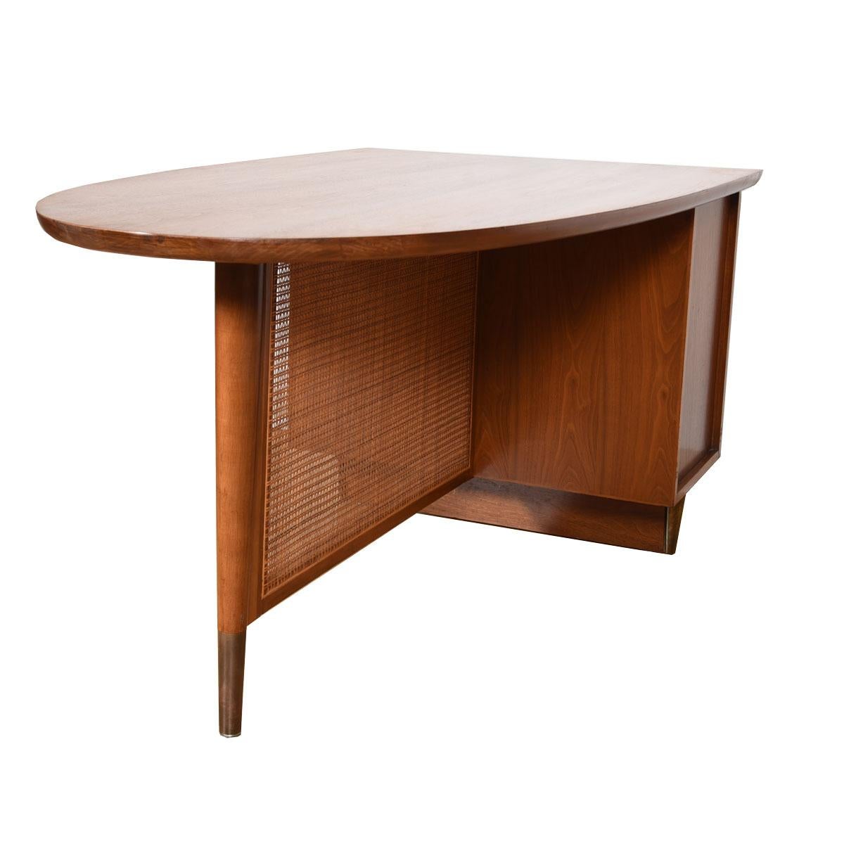 Mid-Century moderno Unica scrivania ovoidale in noce con 3 cassetti in vendita