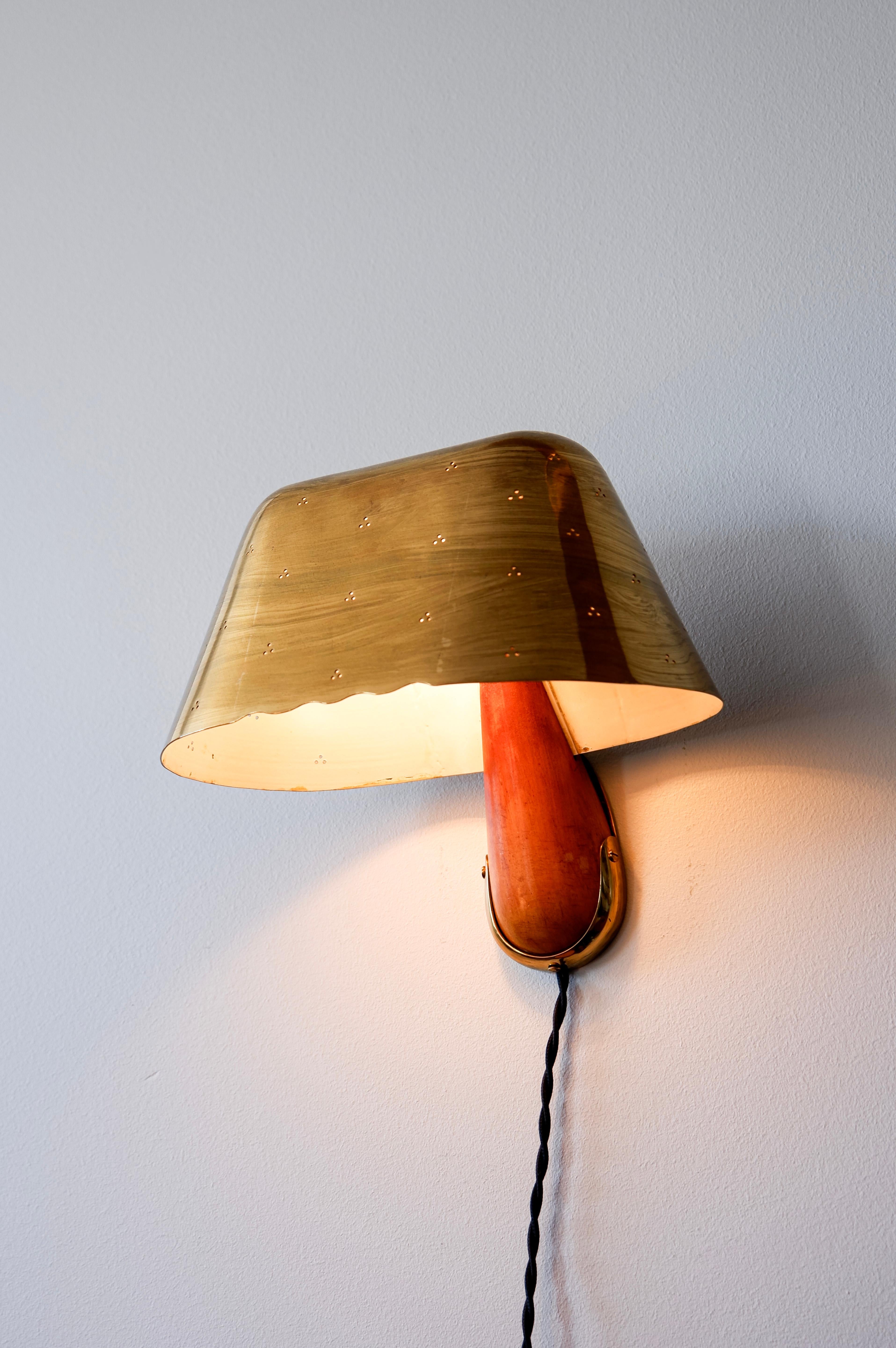 Aplique único Paavo Tynell diseñado en 1947. Escandinavo moderno en venta