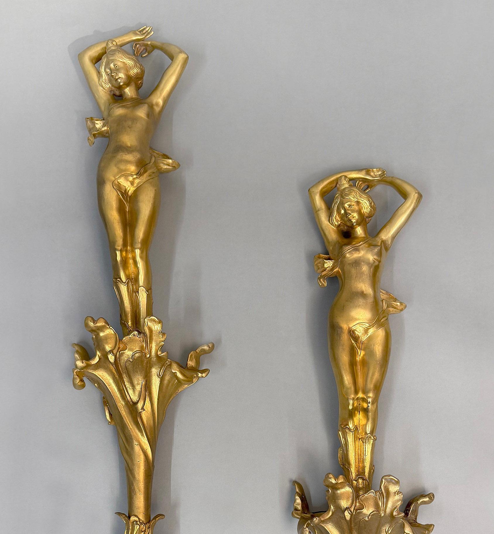 20ième siècle Paire unique  Sculptures murales en bronze doré Art Nouveau du début du 20e siècle en vente