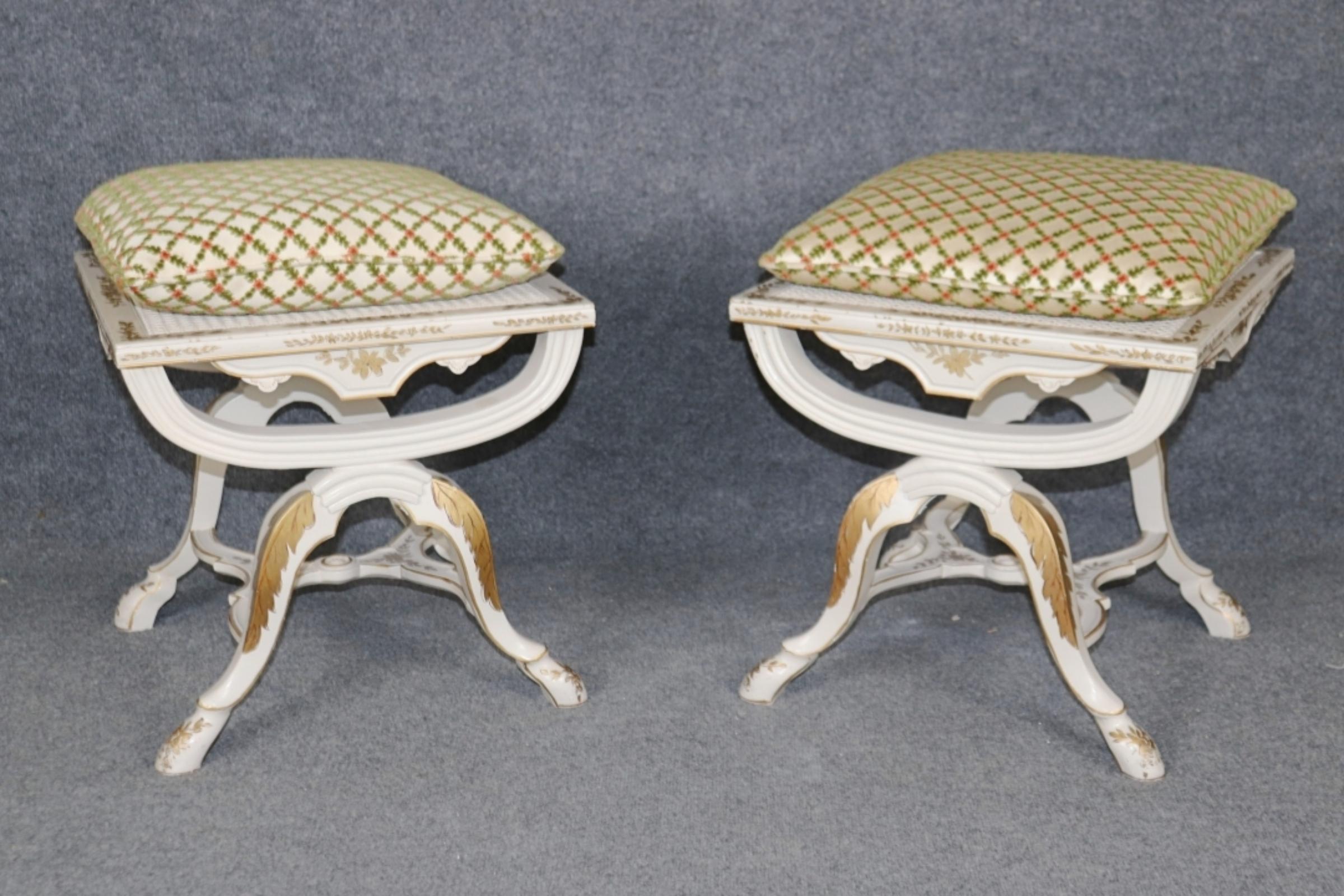 Paire unique de tabourets rembourrés de forme cérule italienne, décorés de dorures et peints en crème en vente 4