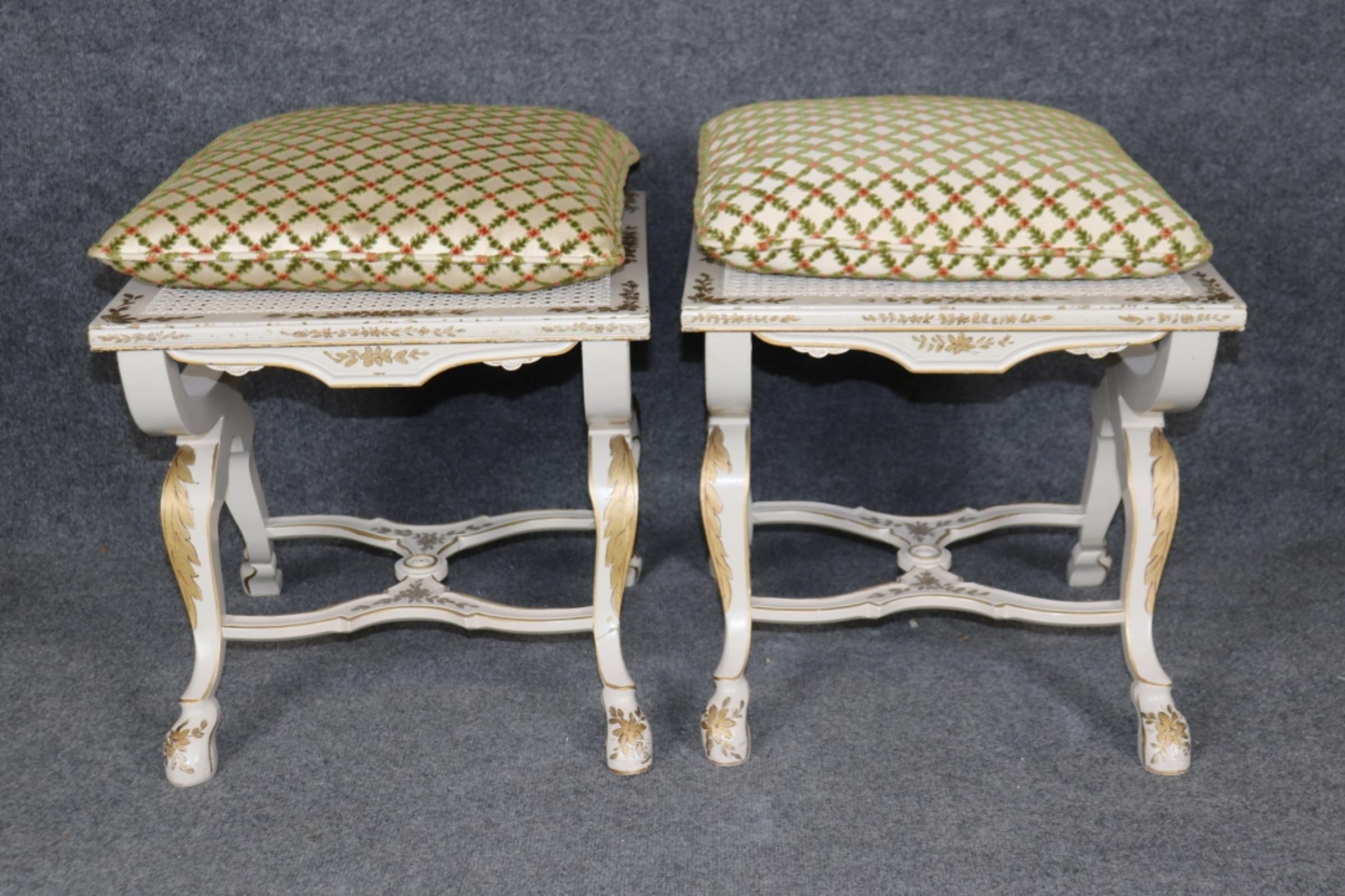 Louis XV Paire unique de tabourets rembourrés de forme cérule italienne, décorés de dorures et peints en crème en vente
