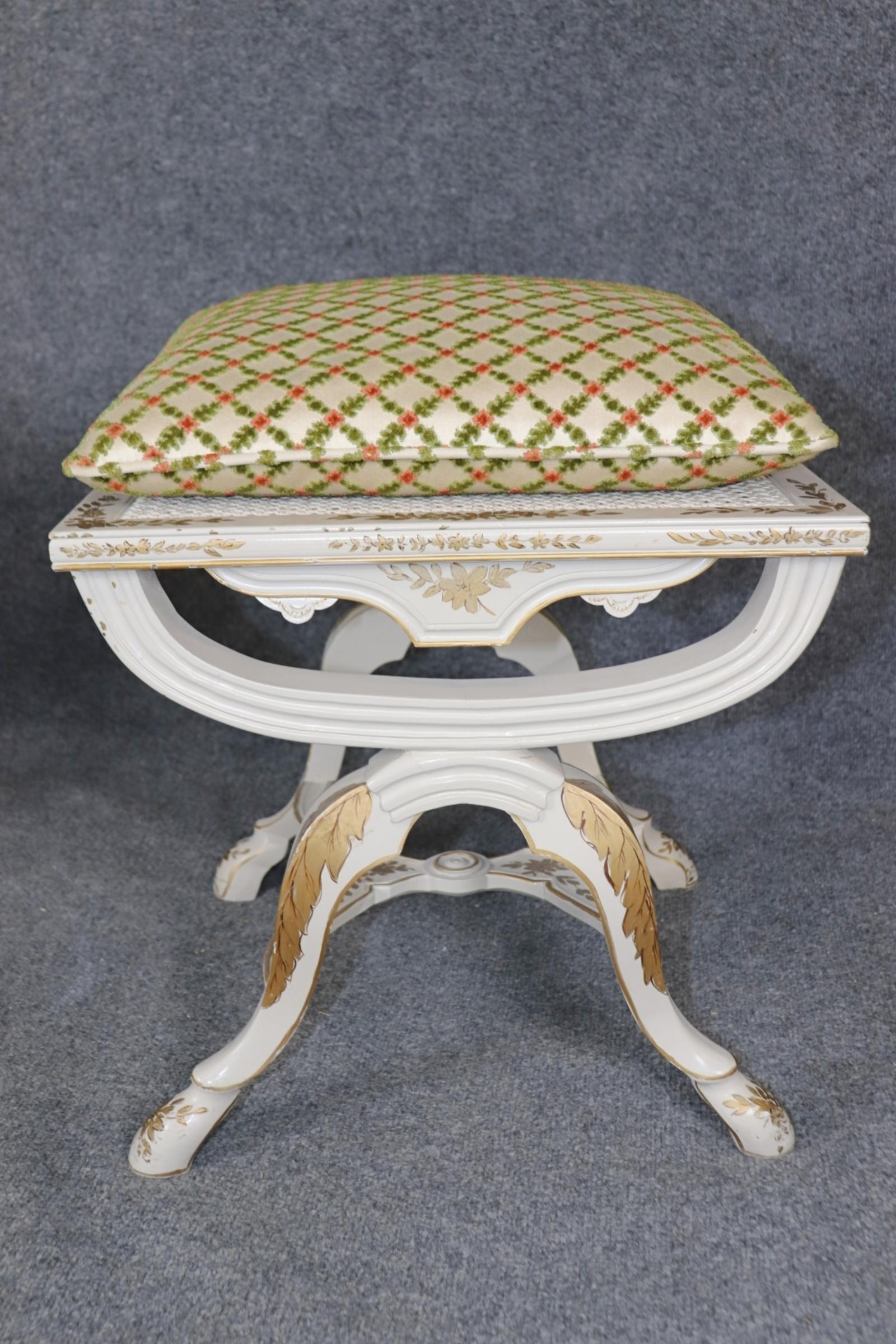 Paire unique de tabourets rembourrés de forme cérule italienne, décorés de dorures et peints en crème Bon état - En vente à Swedesboro, NJ