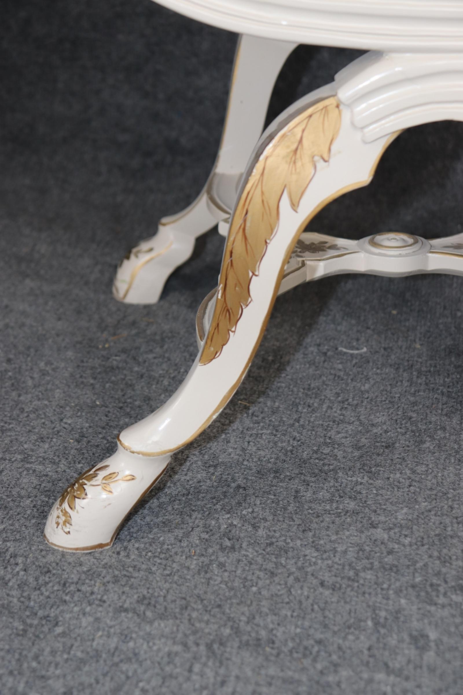 Milieu du XXe siècle Paire unique de tabourets rembourrés de forme cérule italienne, décorés de dorures et peints en crème en vente