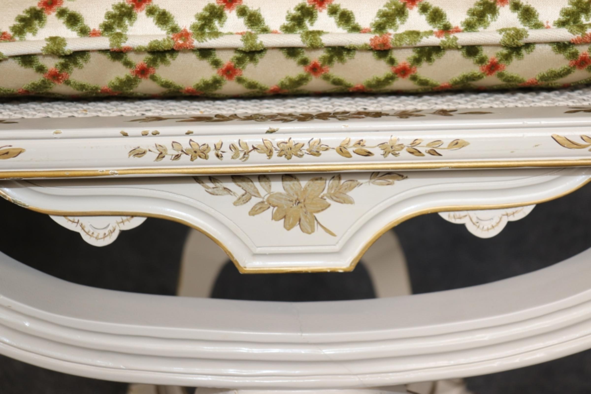 Noyer Paire unique de tabourets rembourrés de forme cérule italienne, décorés de dorures et peints en crème en vente