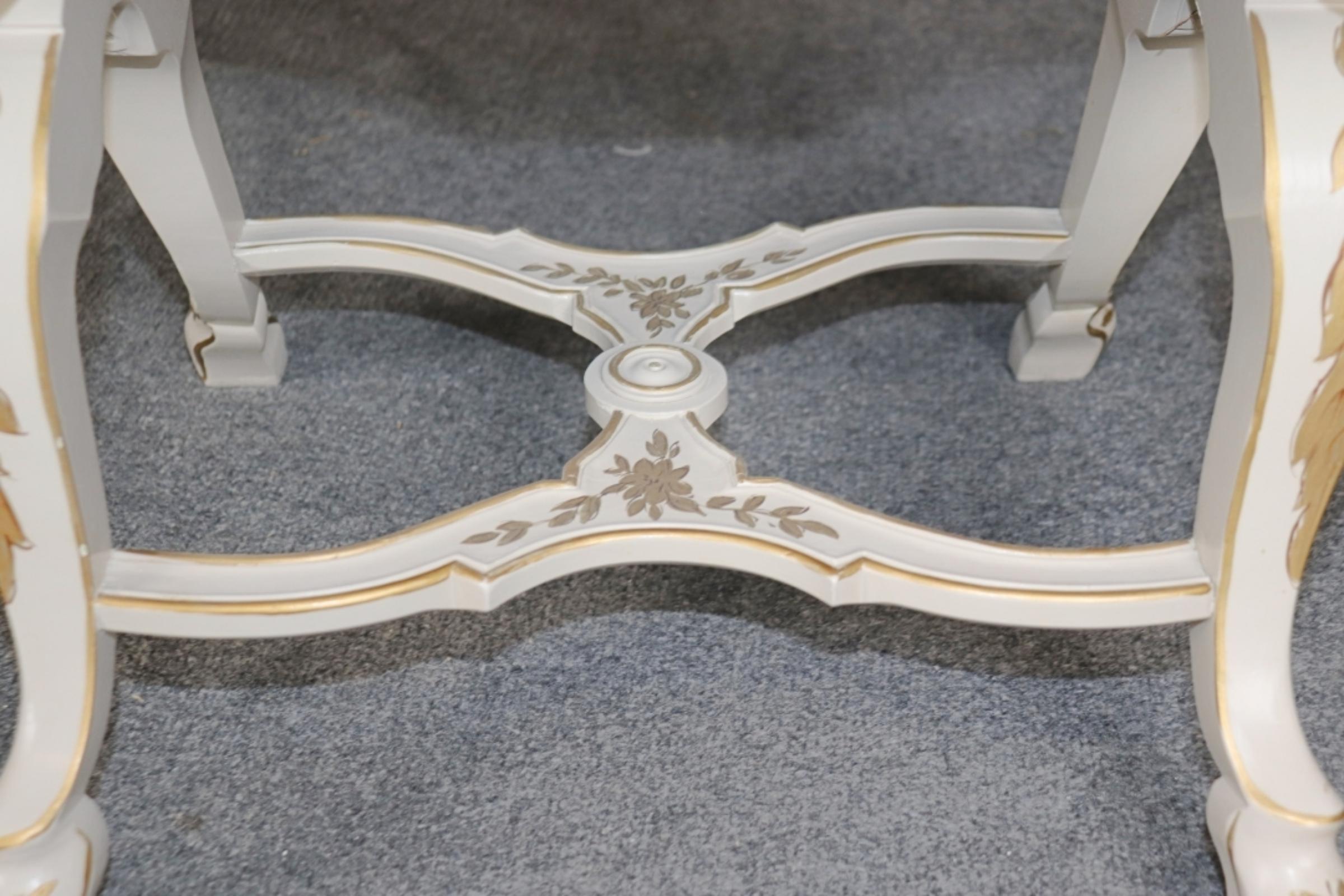 Paire unique de tabourets rembourrés de forme cérule italienne, décorés de dorures et peints en crème en vente 1
