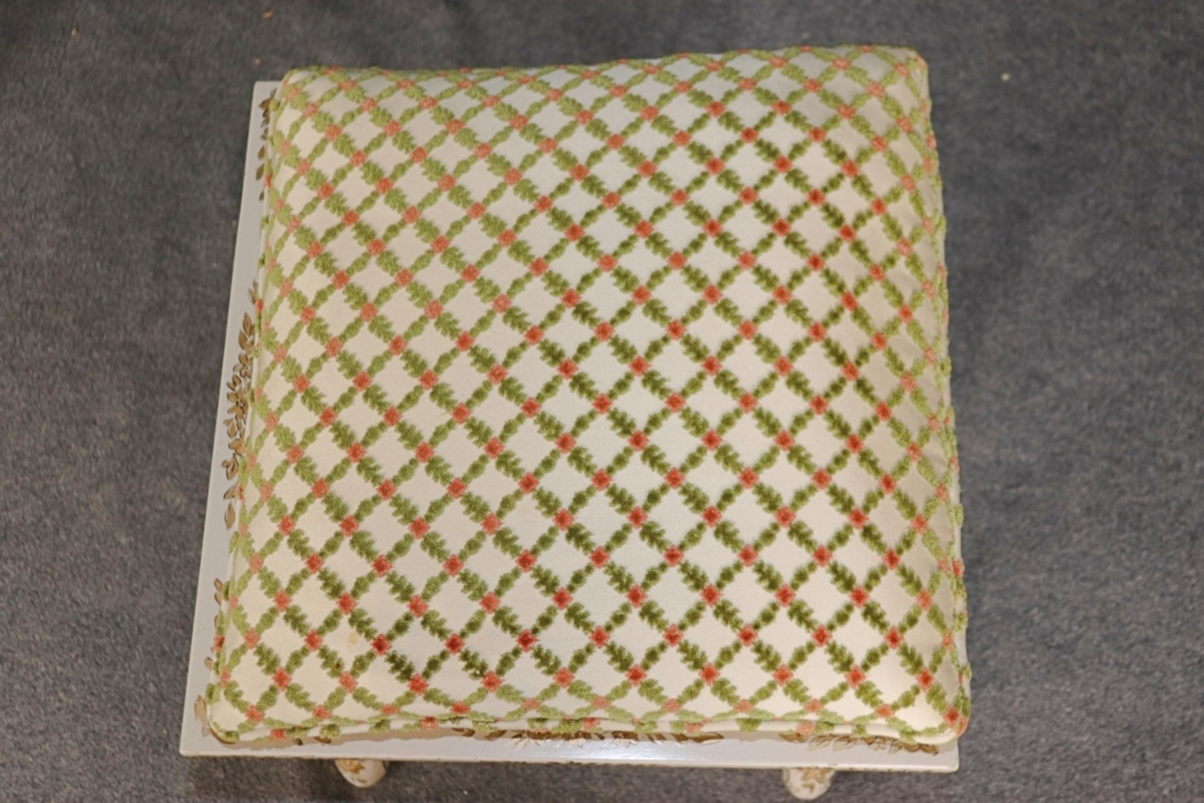 Paire unique de tabourets rembourrés de forme cérule italienne, décorés de dorures et peints en crème en vente 3