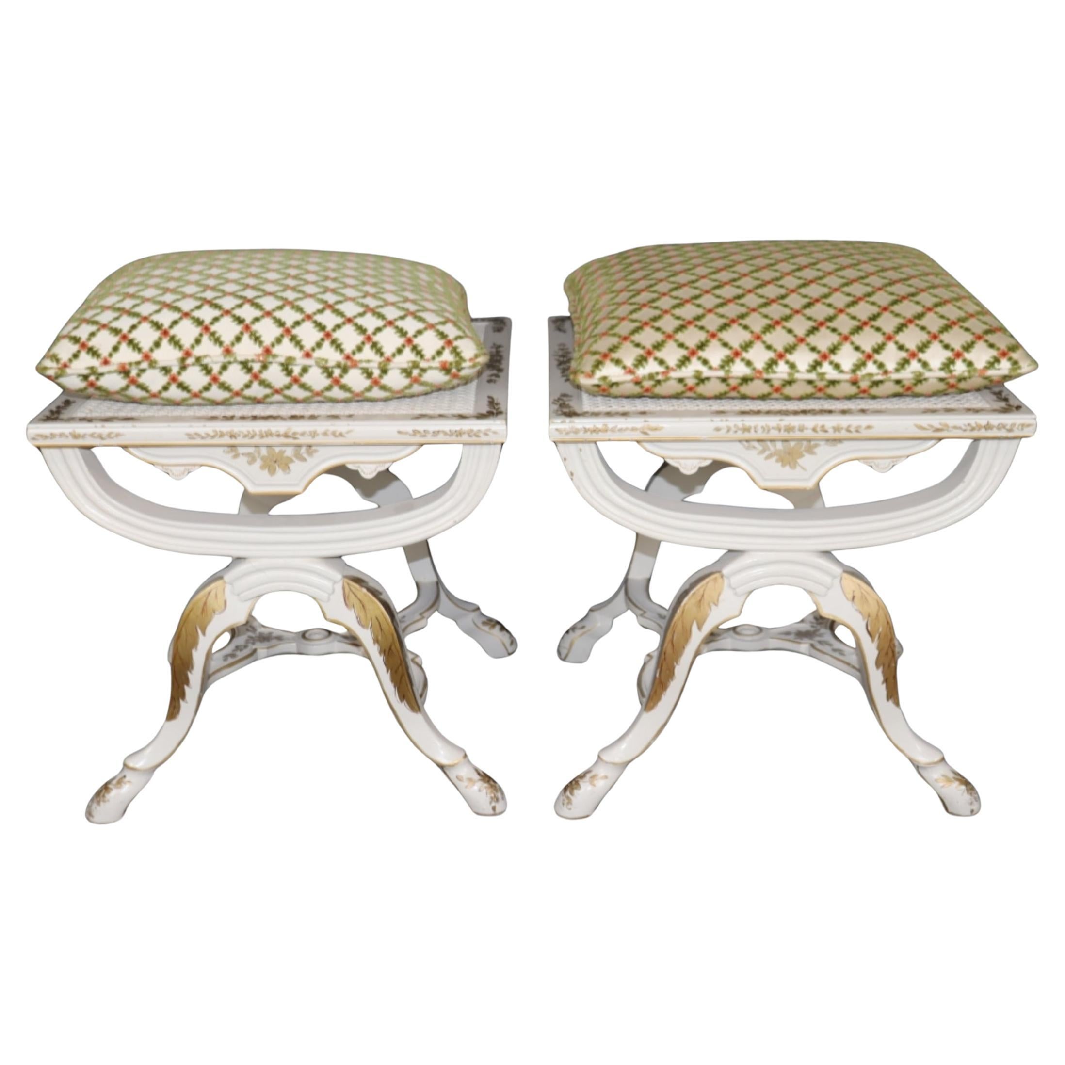 Paire unique de tabourets rembourrés de forme cérule italienne, décorés de dorures et peints en crème