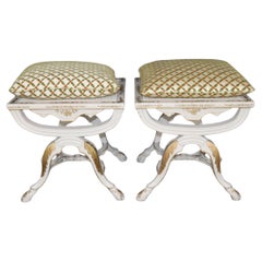 Paire unique de tabourets rembourrés de forme cérule italienne, décorés de dorures et peints en crème
