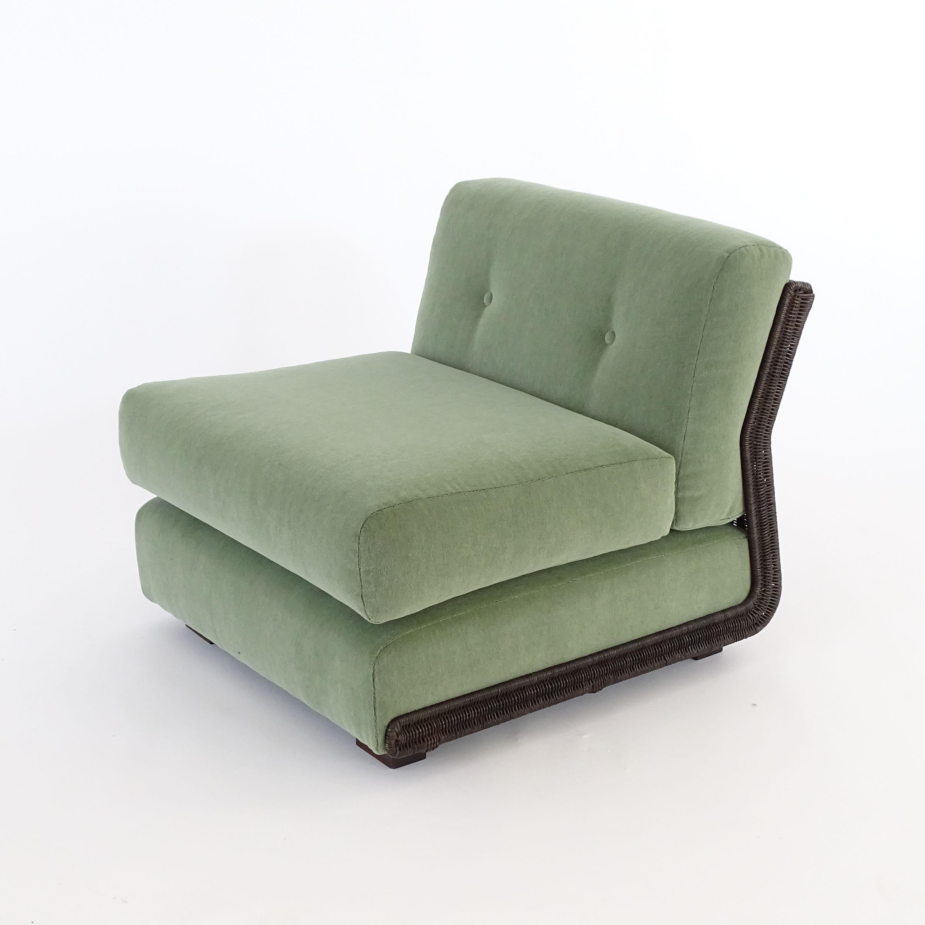 Splendida coppia di sedie da salotto in velluto e rattan Bonacina, uniche nel loro genere, 
Italia anni '60
La coppia è stata realizzata su richiesta di un cliente e non è mai stata messa in produzione.