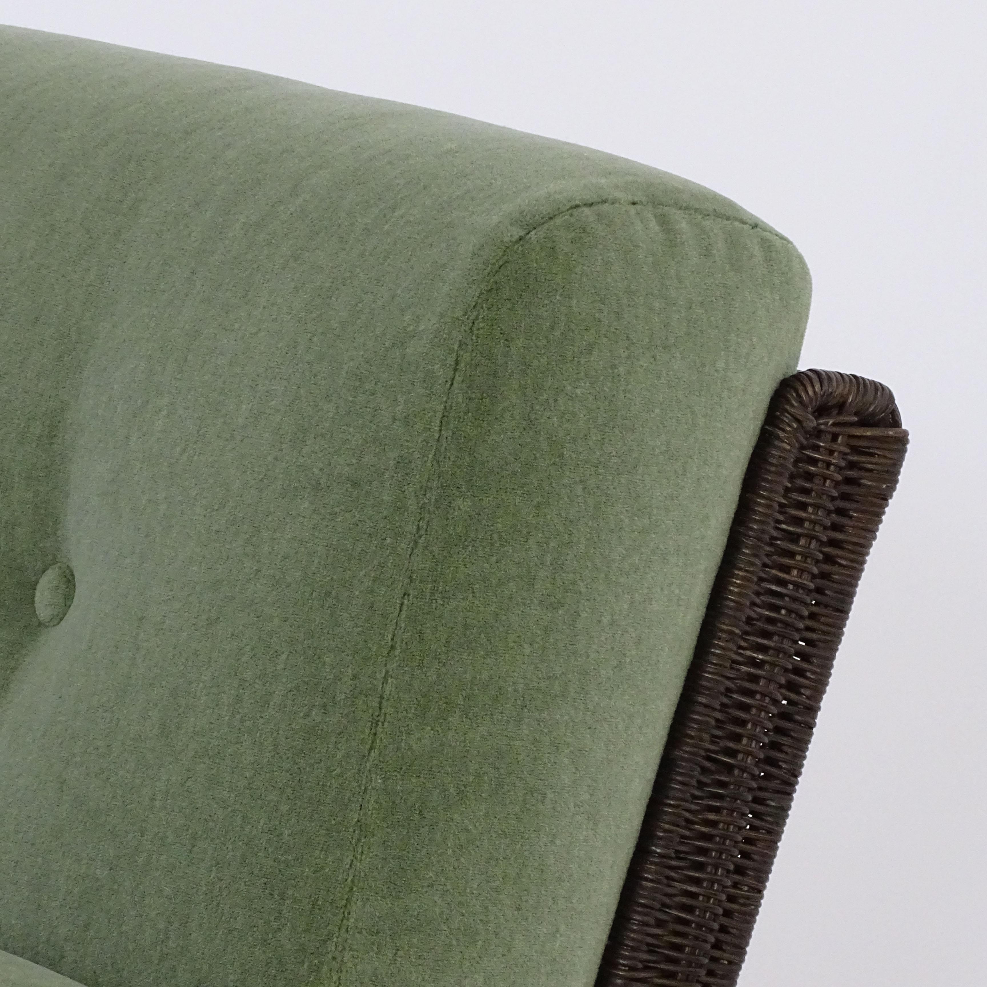Mid-Century moderno Coppia unica di sedie da salotto in rattan e velluto di Bonacina, Italia anni '60 in vendita