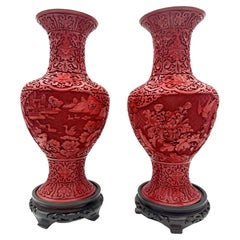 Paire unique de vases chinois sculptés Cinnabar, de forme identique, décoration différente