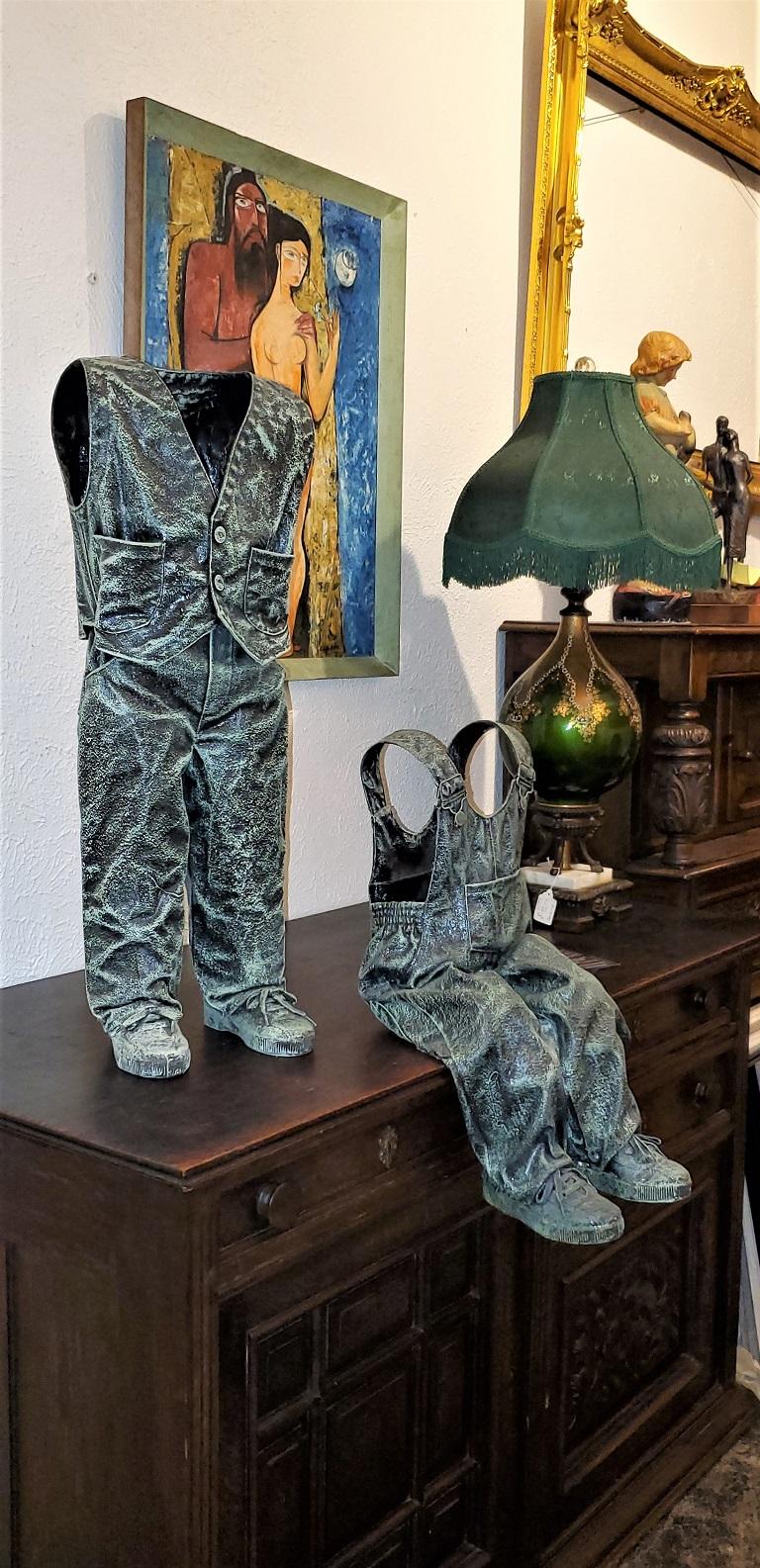 Paire unique de sculptures de garçons d'art contemporain en fibre de verre peintes, signées en vente 6