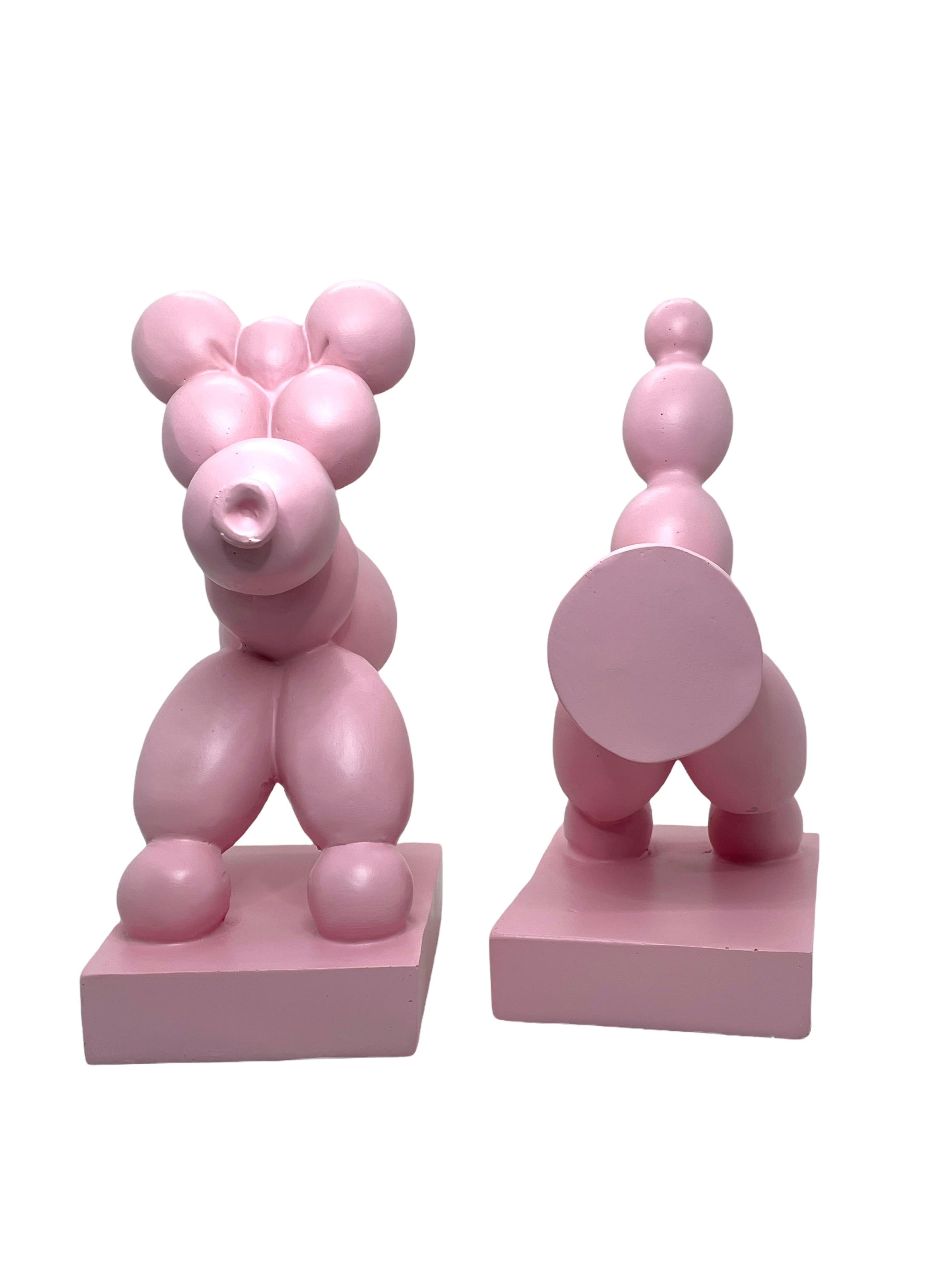 Ein rosa gefärbter Ballon Hund Skulptur Buch Ende oder dekoratives Objekt. Es ist eine Buchstütze, die aus 2 Teilen besteht, einem vorderen und einem hinteren Teil. Eine schöne Ergänzung für jedes Zimmer, aber besonders schön in Ihrem Mädchenzimmer