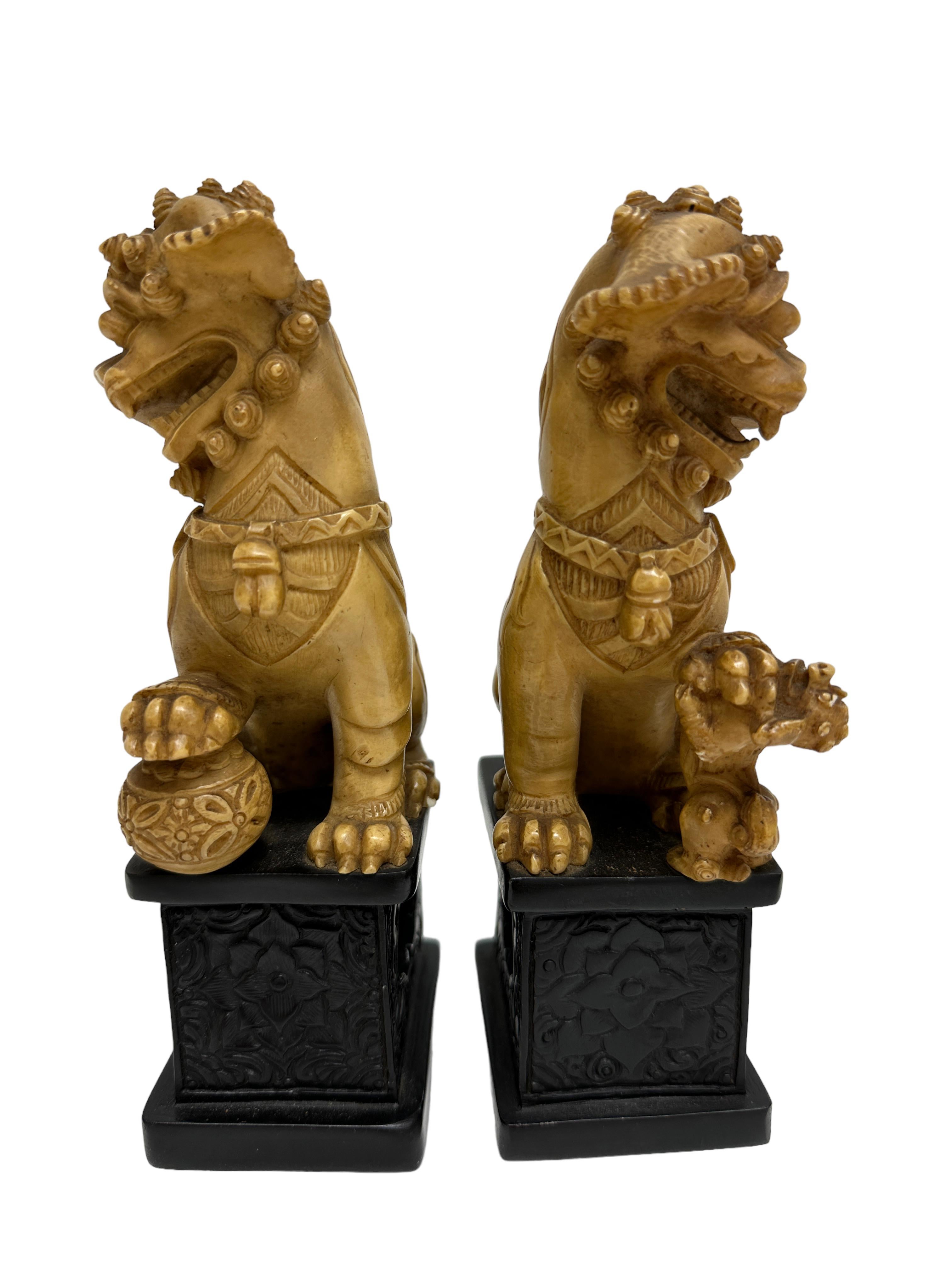 Unique Pair of Decorative Foo Dogs Temple Lion Bookends Sculptures In Good Condition For Sale In Nuernberg, DE