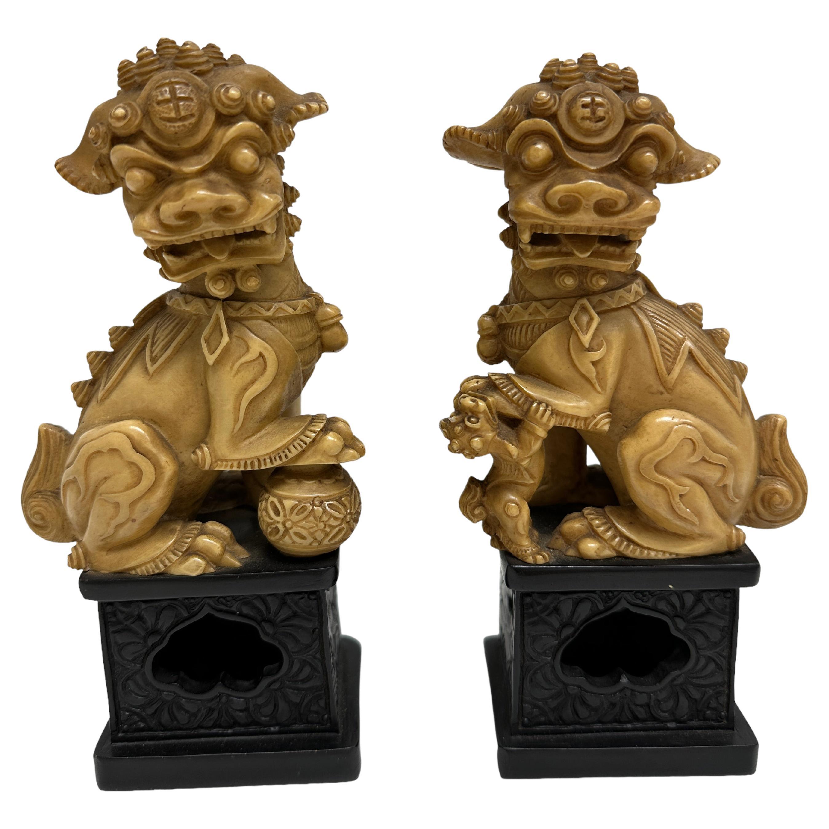 Paire unique de serre-livres décoratifs en forme de lion avec chiens de temple et sculptures
