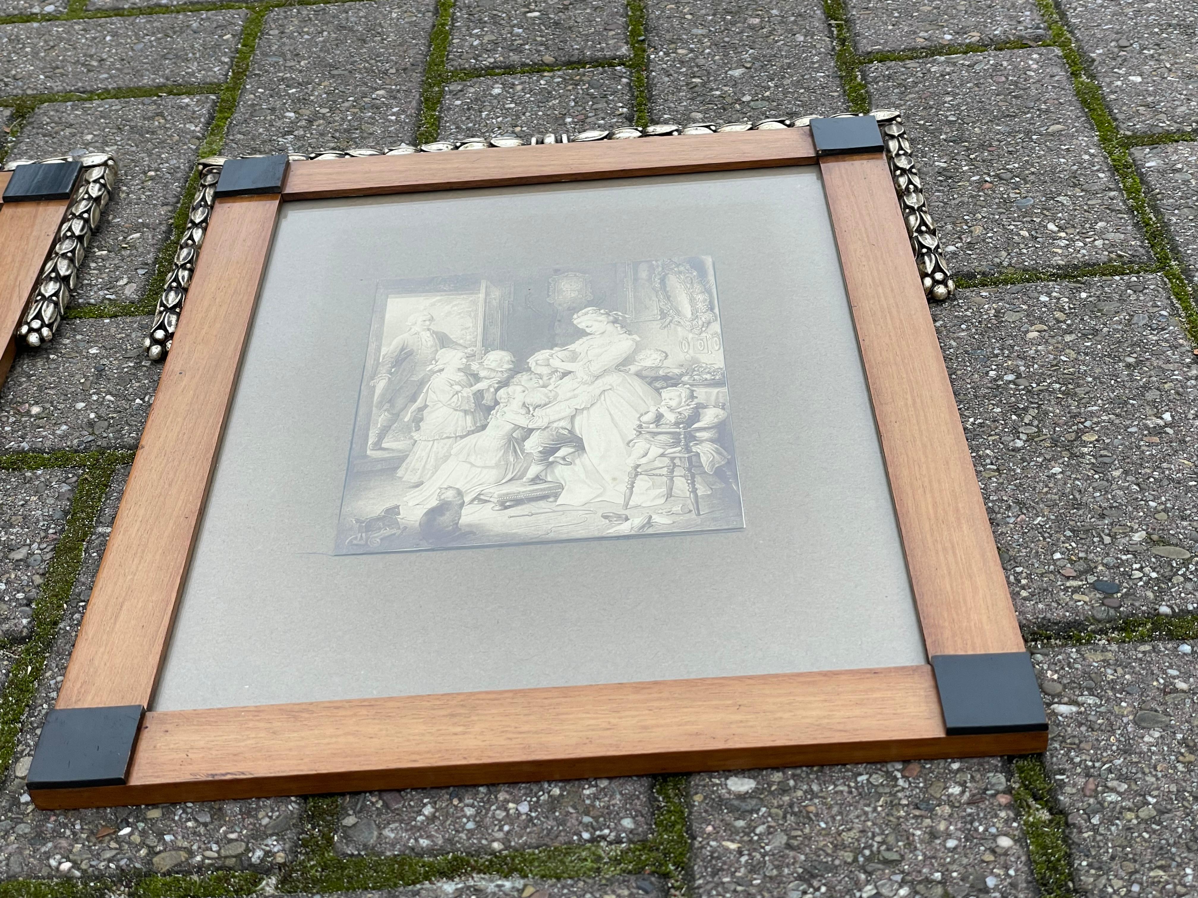 Coppia unica di cornici da parete per fotografie o immagini in legno di noce e vetro, in stile Art Déco. 10