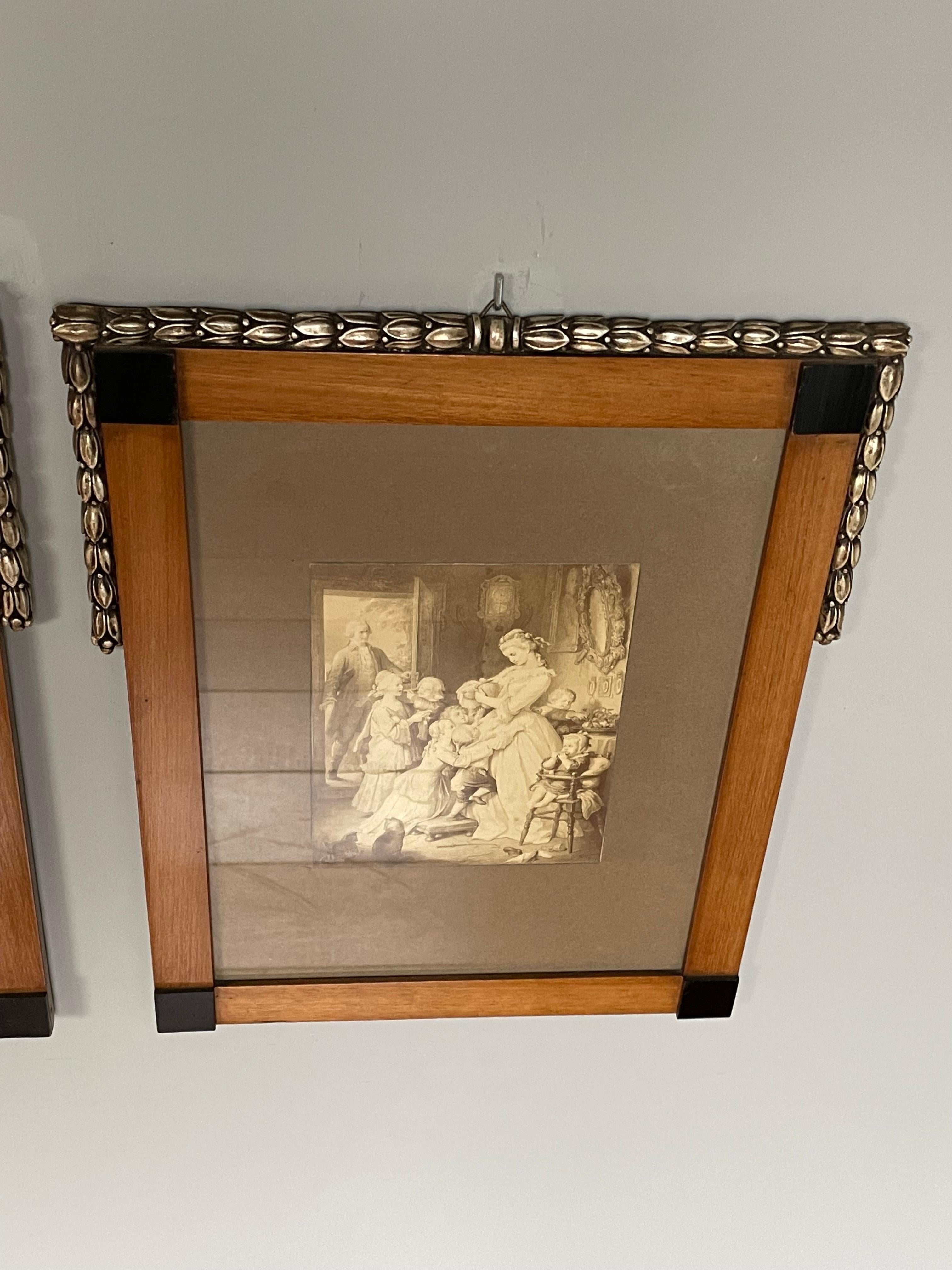 XX secolo Coppia unica di cornici da parete per fotografie o immagini in legno di noce e vetro, in stile Art Déco.
