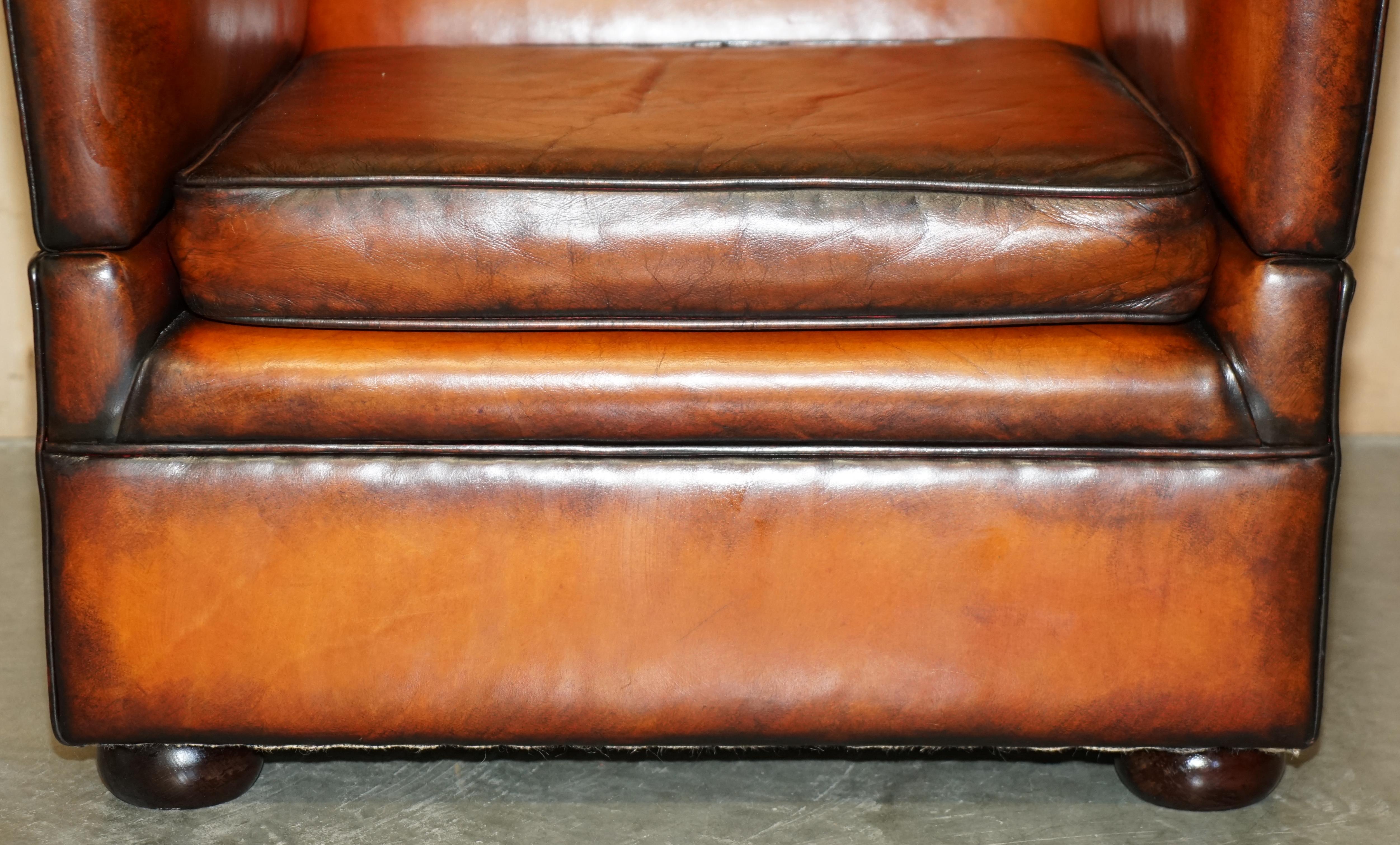 Paire unique de fauteuils anglais en cuir brun, entièrement restaurés, avec accoudoirs en forme de goutte d'eau. en vente 3