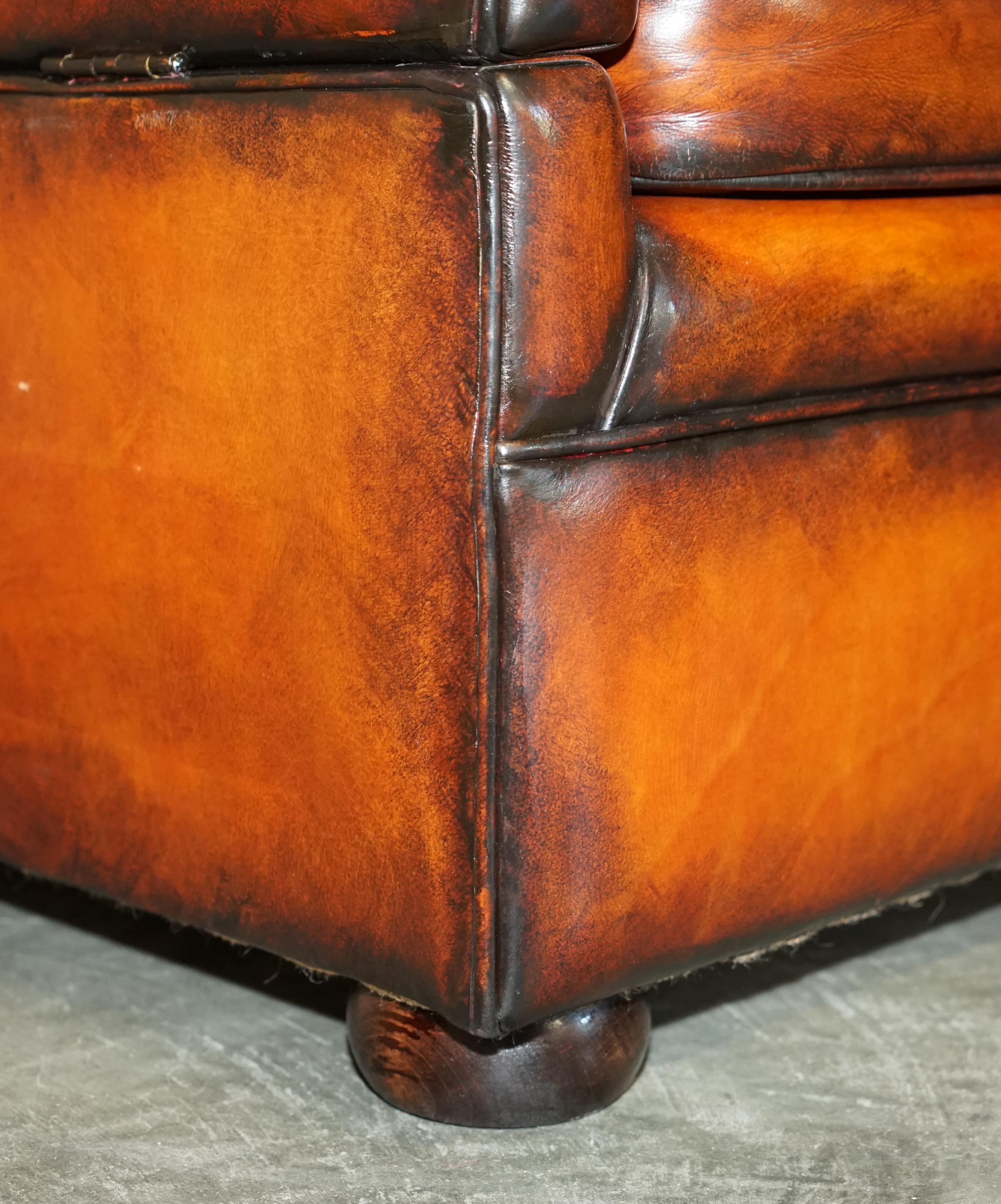 Paire unique de fauteuils anglais en cuir brun, entièrement restaurés, avec accoudoirs en forme de goutte d'eau. en vente 4