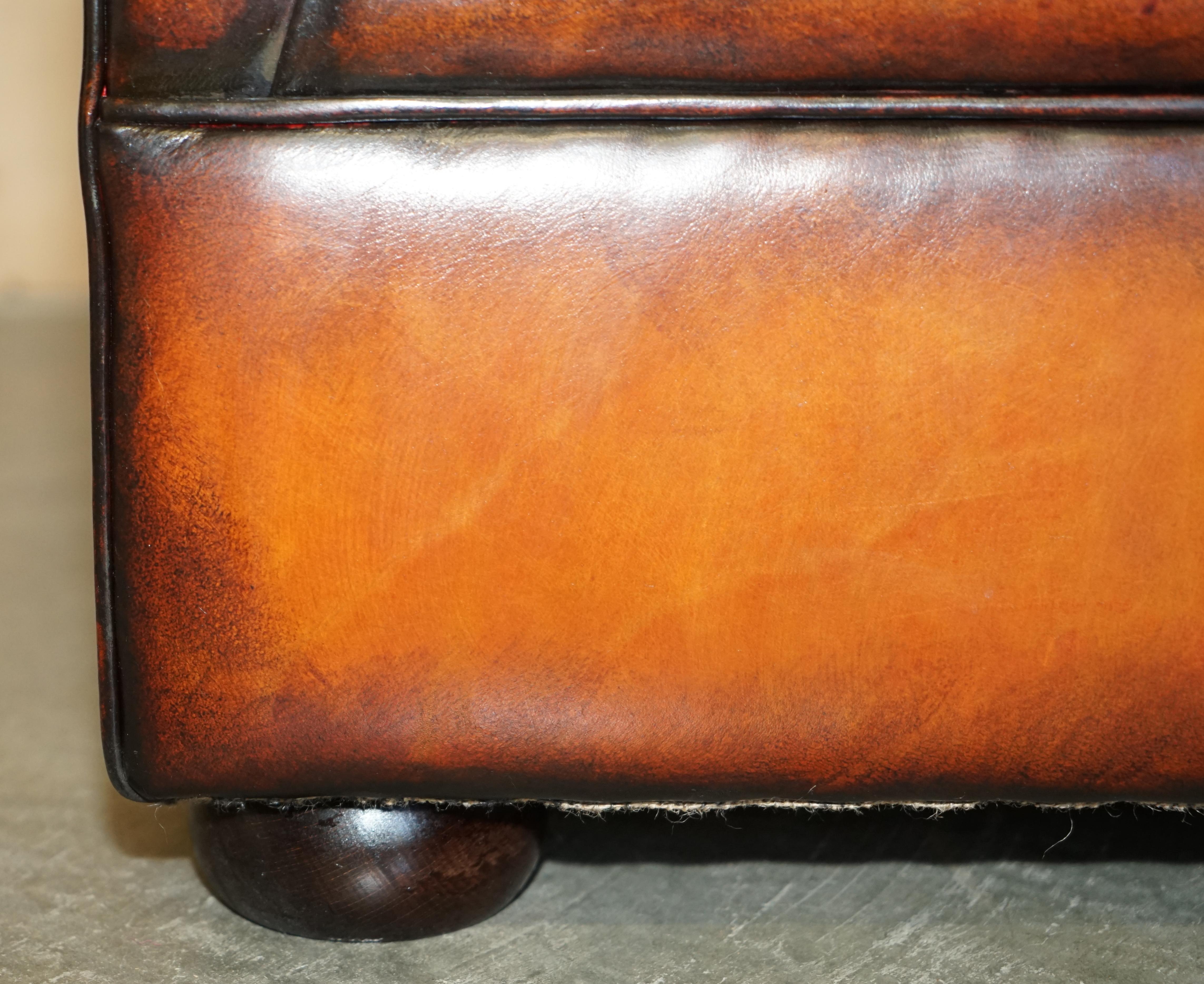 Paire unique de fauteuils anglais en cuir brun, entièrement restaurés, avec accoudoirs en forme de goutte d'eau. en vente 5