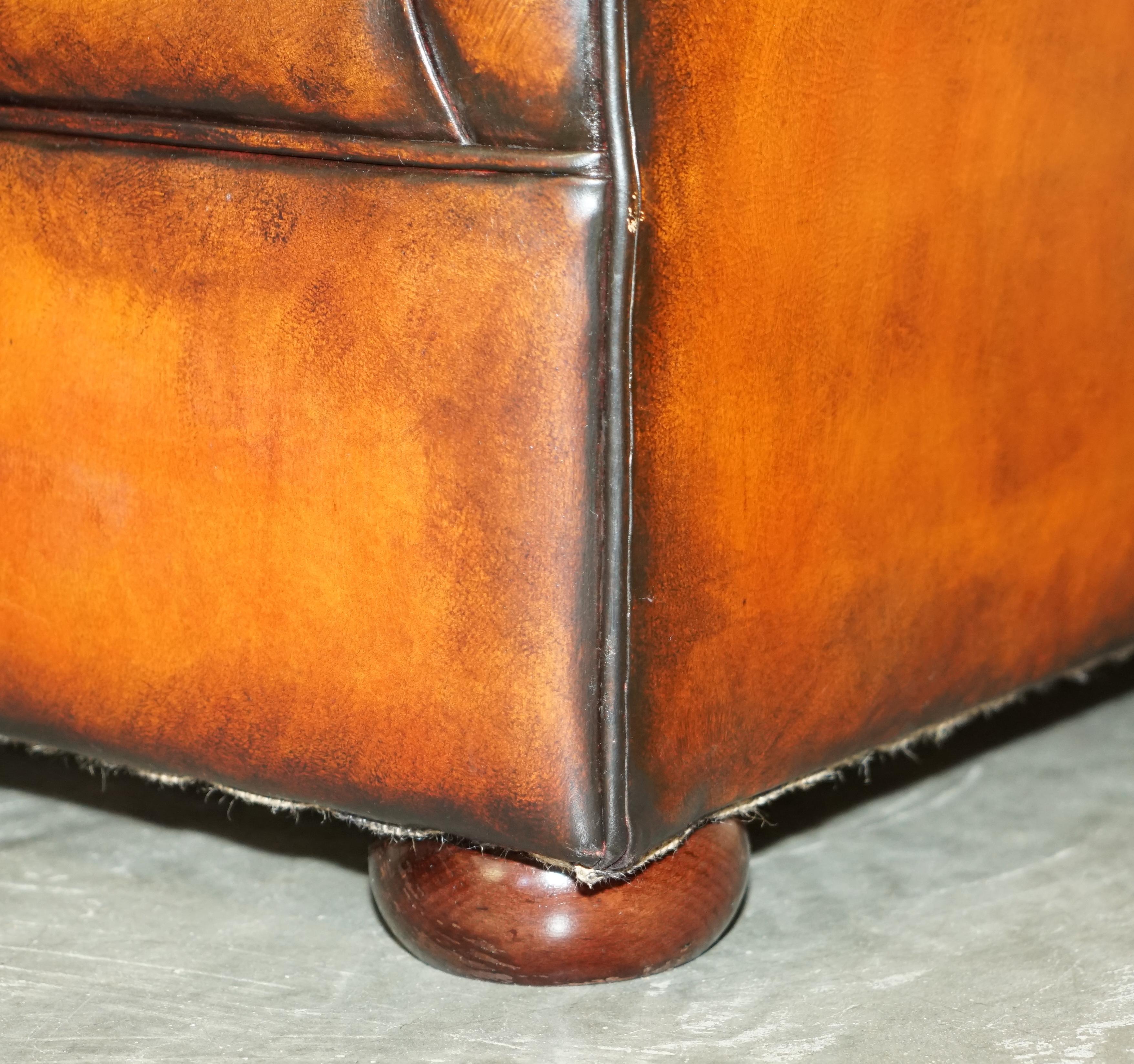 Paire unique de fauteuils anglais en cuir brun, entièrement restaurés, avec accoudoirs en forme de goutte d'eau. en vente 6