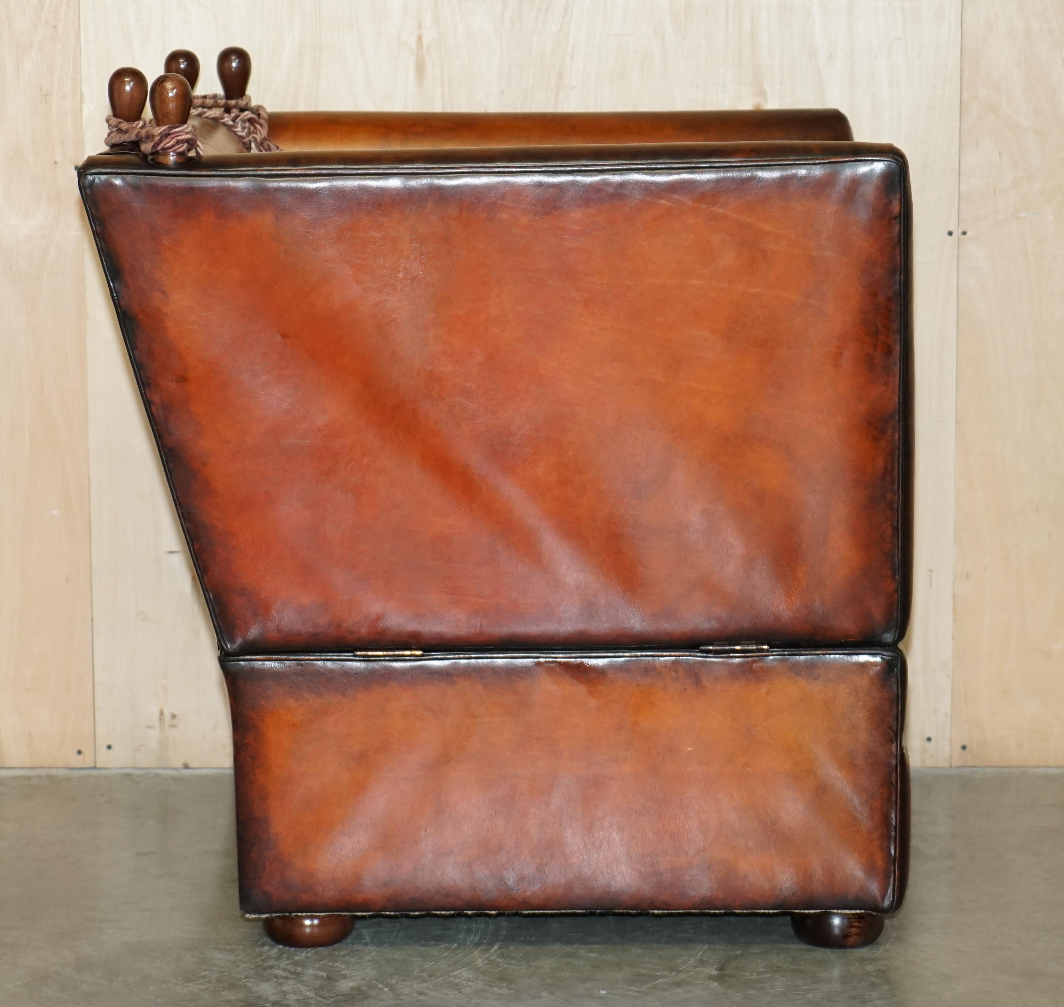 Paire unique de fauteuils anglais en cuir brun, entièrement restaurés, avec accoudoirs en forme de goutte d'eau. en vente 8