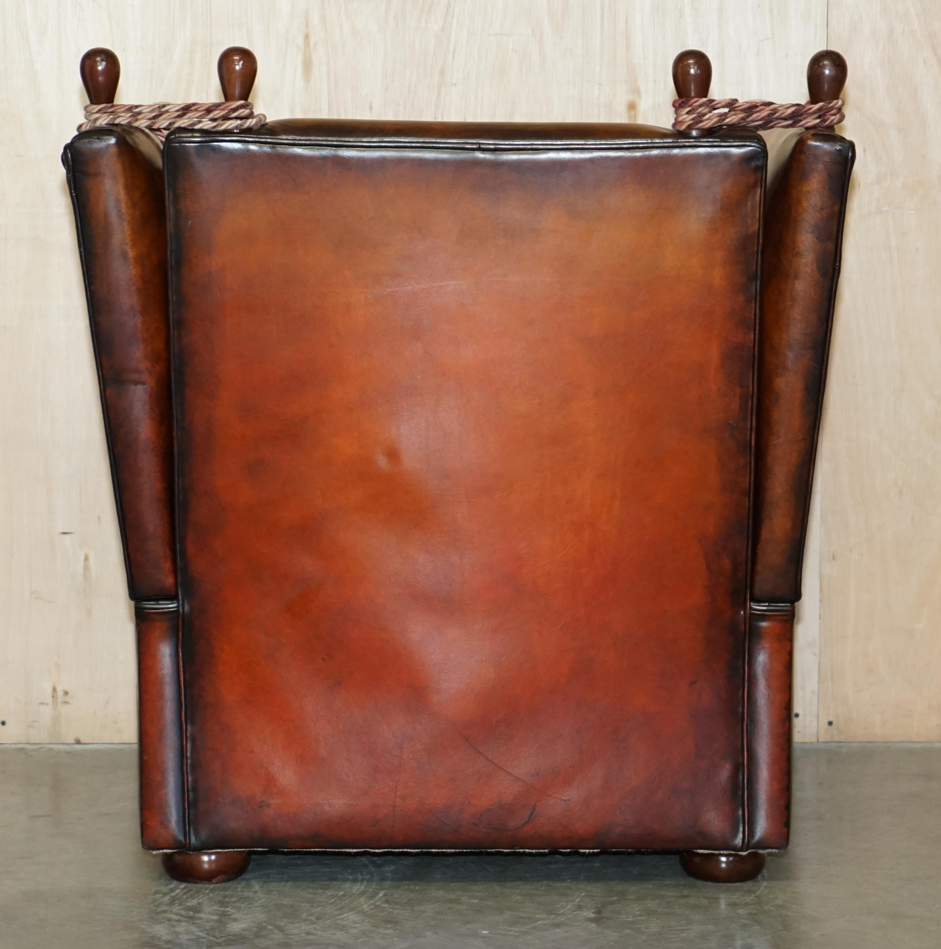 Paire unique de fauteuils anglais en cuir brun, entièrement restaurés, avec accoudoirs en forme de goutte d'eau. en vente 9
