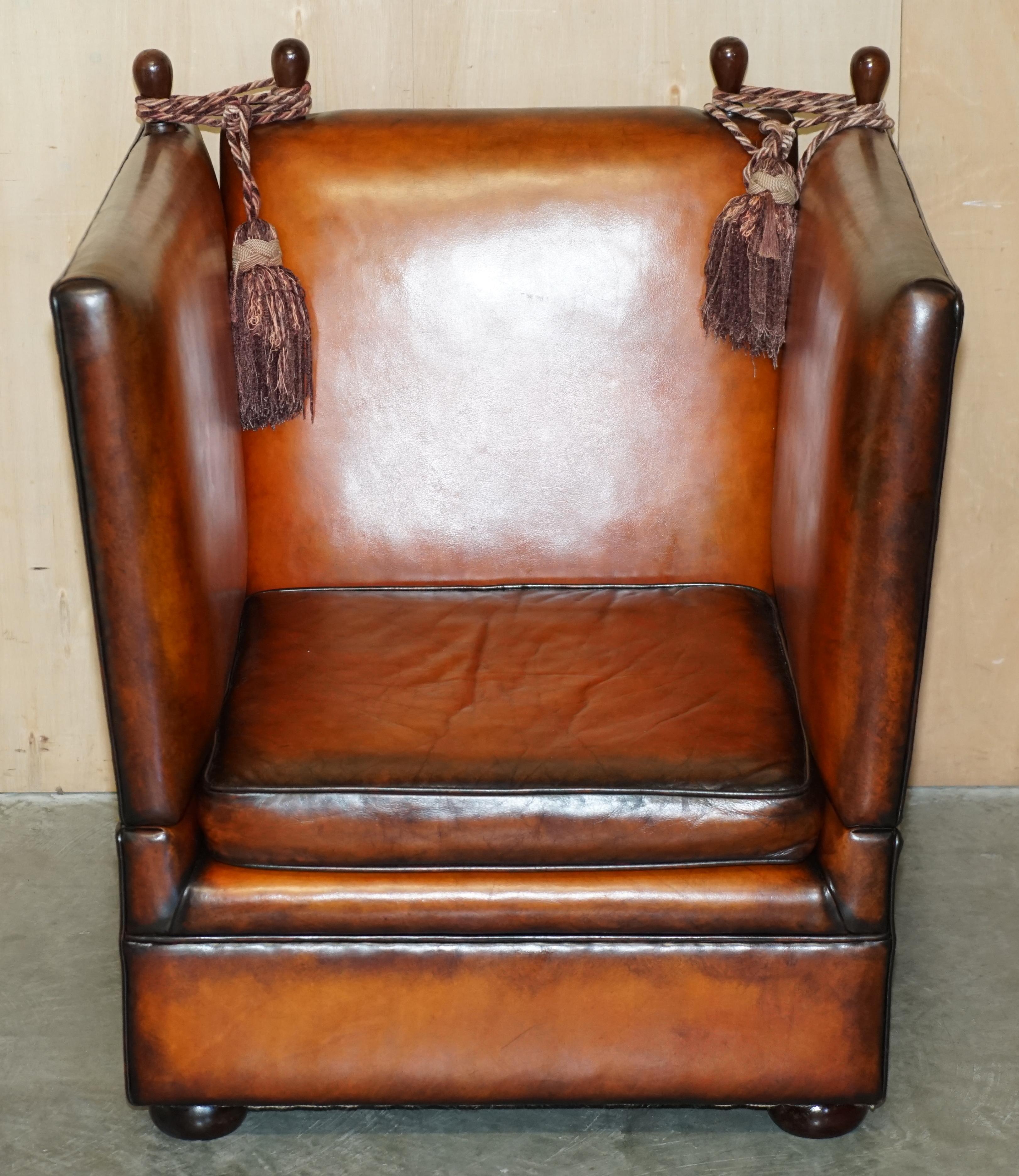 Art déco Paire unique de fauteuils anglais en cuir brun, entièrement restaurés, avec accoudoirs en forme de goutte d'eau. en vente