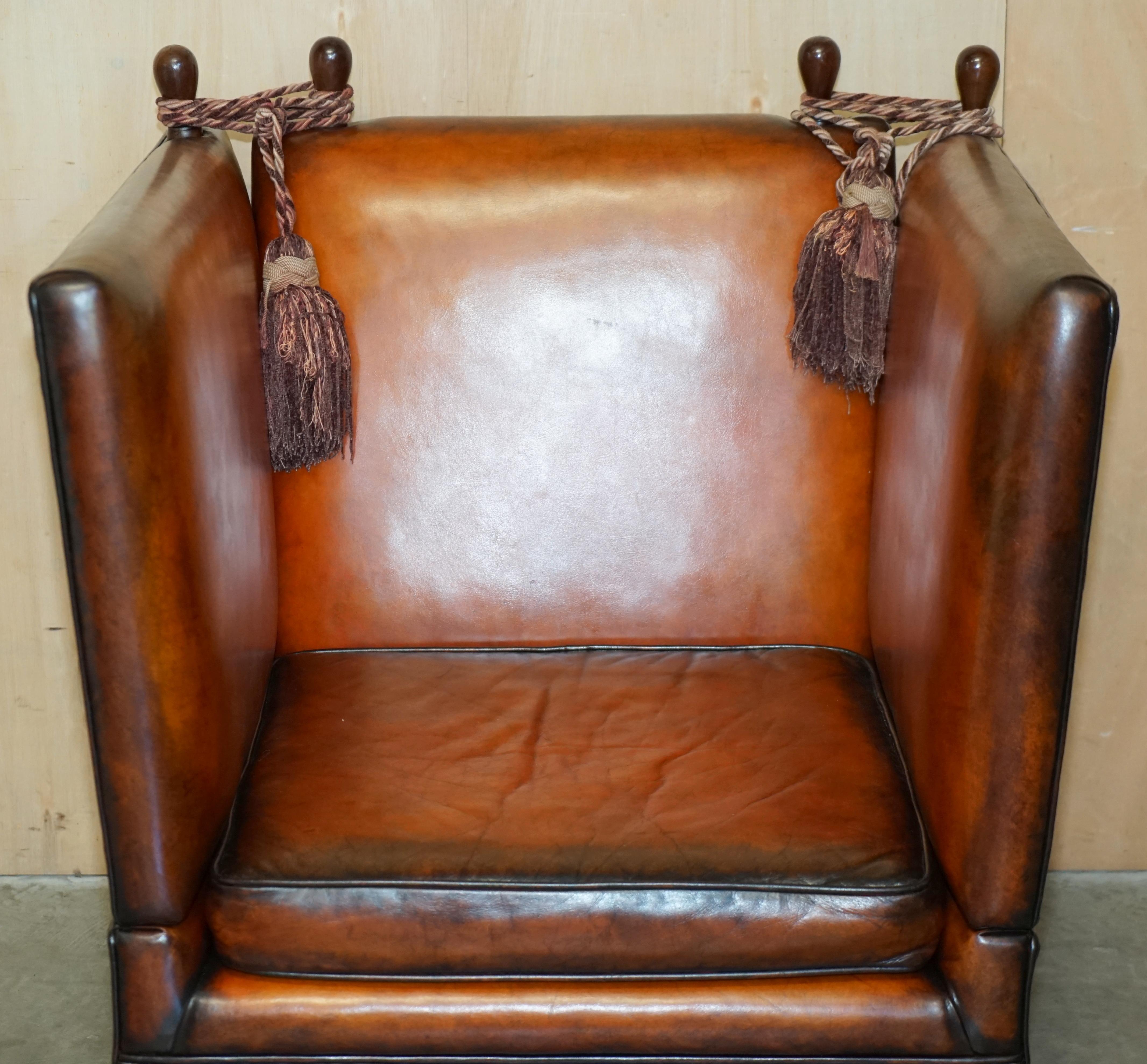 Anglais Paire unique de fauteuils anglais en cuir brun, entièrement restaurés, avec accoudoirs en forme de goutte d'eau. en vente