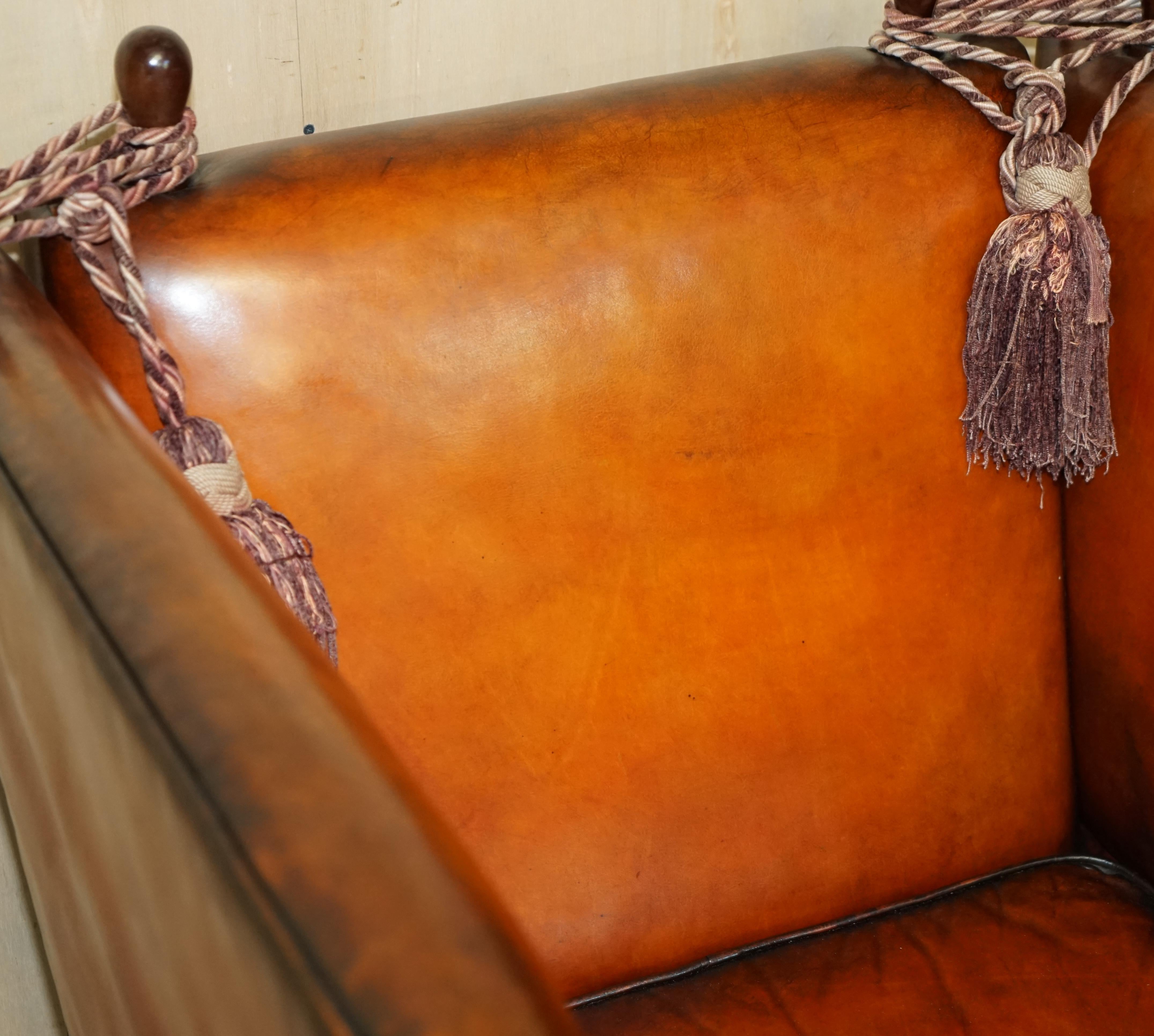 Cuir Paire unique de fauteuils anglais en cuir brun, entièrement restaurés, avec accoudoirs en forme de goutte d'eau. en vente