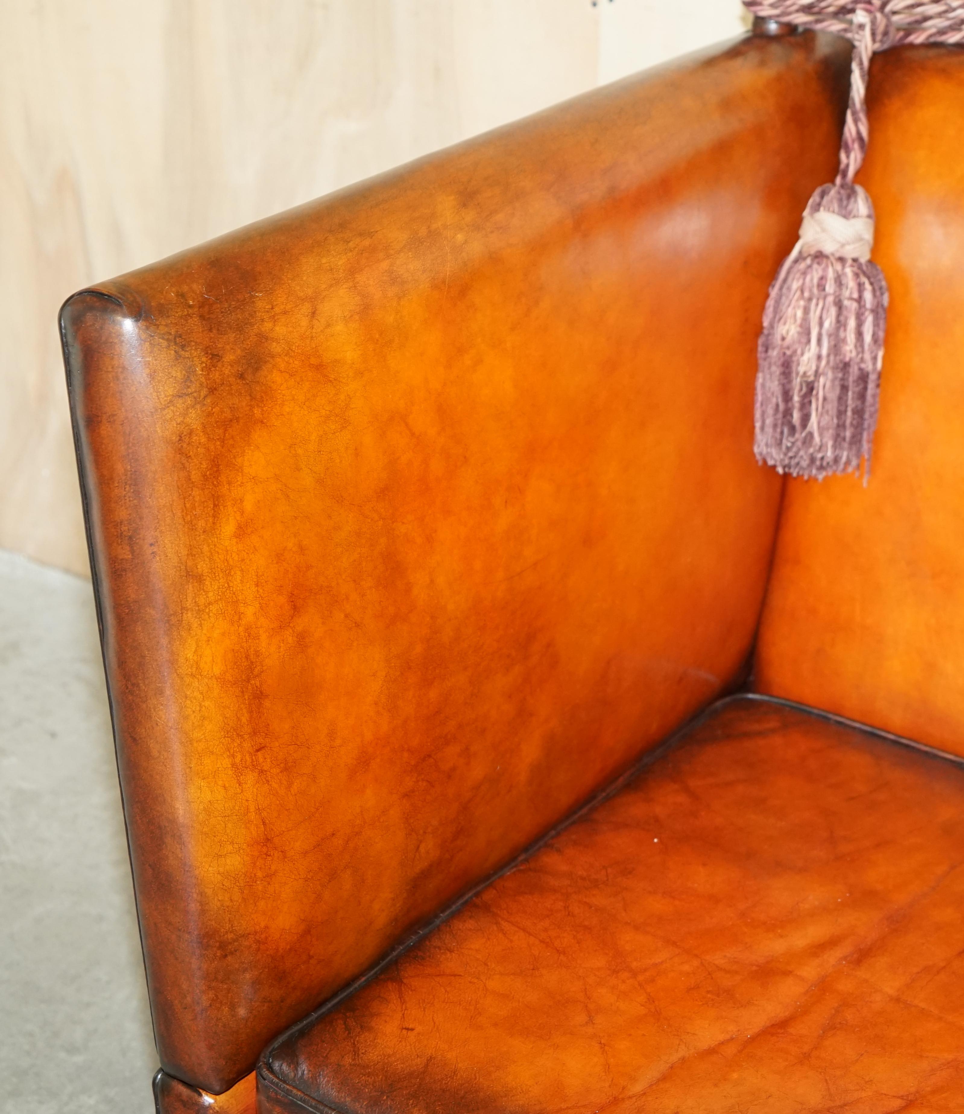 Paire unique de fauteuils anglais en cuir brun, entièrement restaurés, avec accoudoirs en forme de goutte d'eau. en vente 1