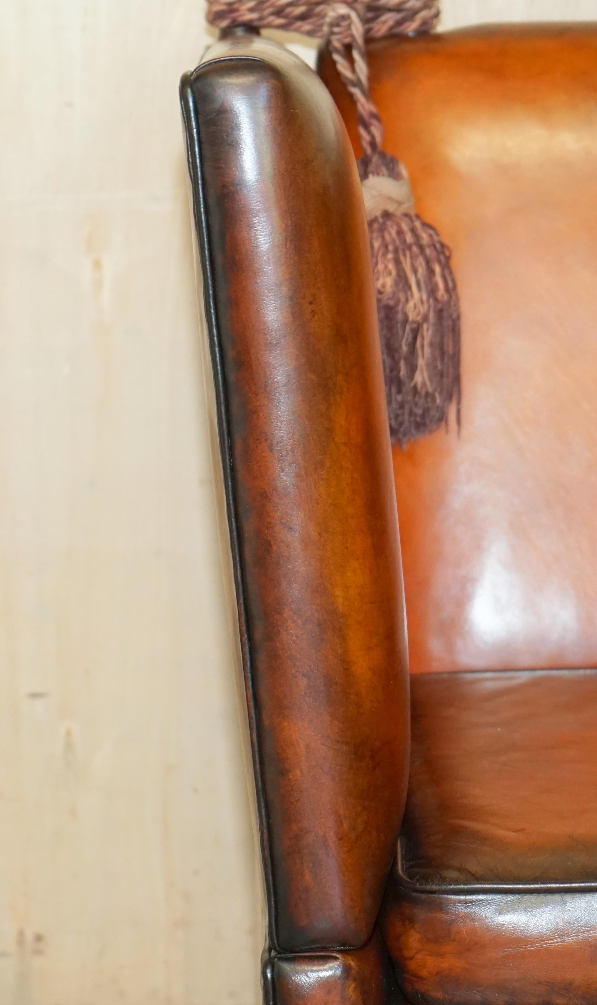 Paire unique de fauteuils anglais en cuir brun, entièrement restaurés, avec accoudoirs en forme de goutte d'eau. en vente 2