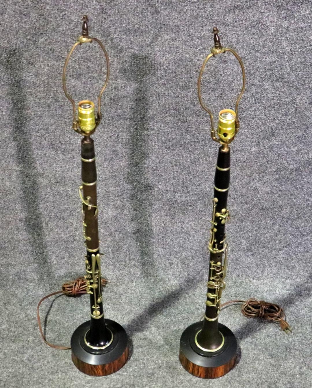 Fine XX secolo Coppia unica di lampade da tavolo a forma di clarinetto in finto palissandro in vendita
