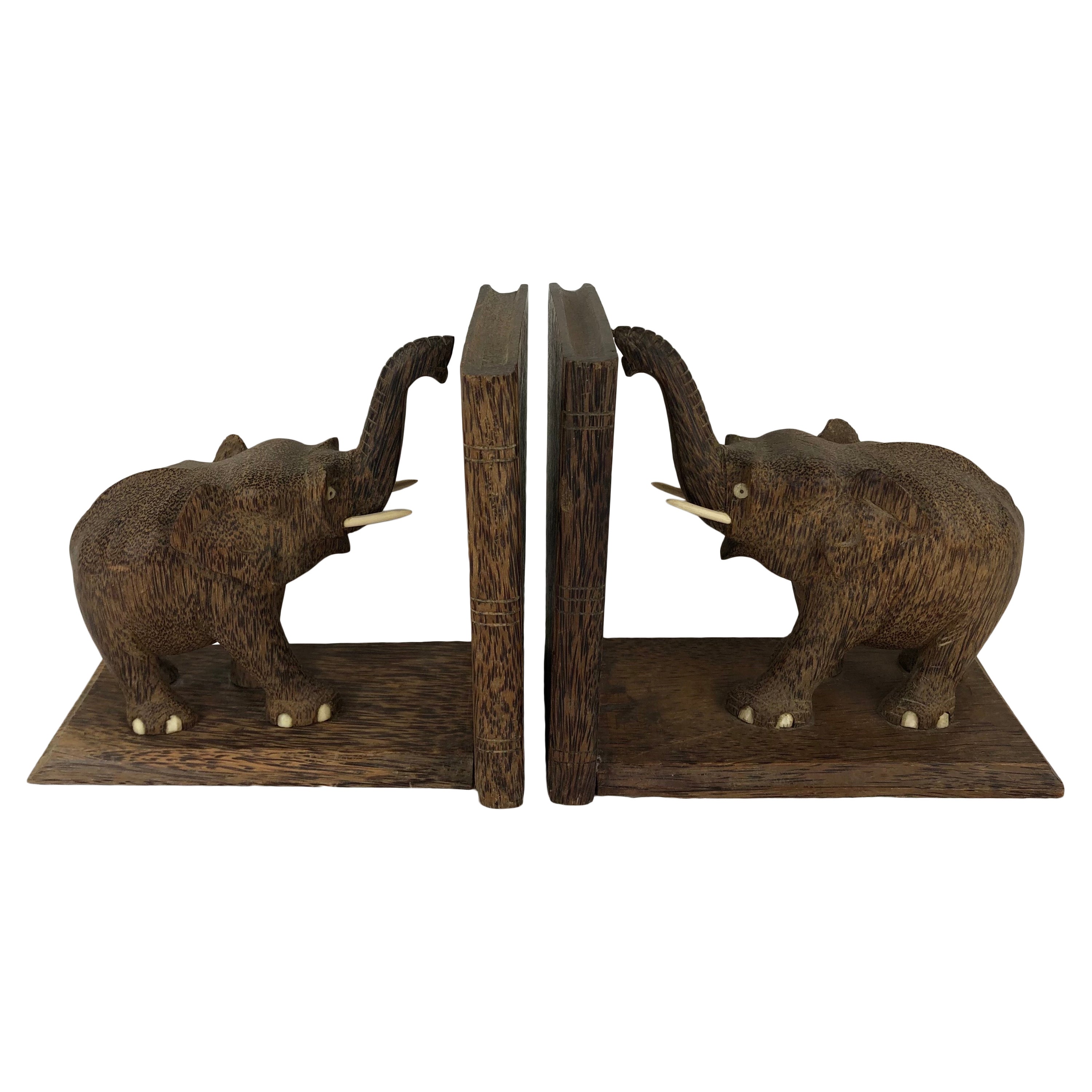 Paire unique de serre-livres de style Art déco français, éléphants en bois sculptés à la main