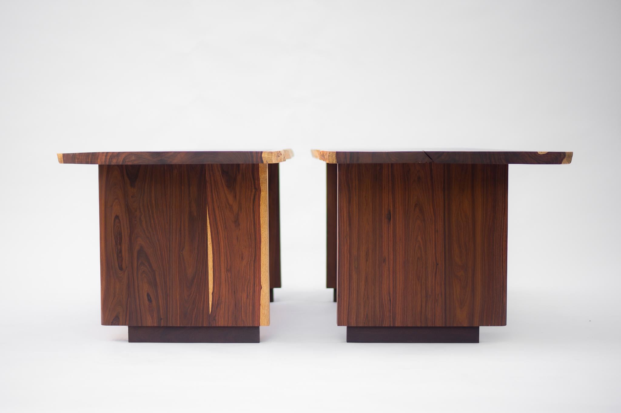 Ces tables basses, fabriquées à partir de deux dalles jumelles en bois de granadillo, proviennent de bois récupéré dans la jungle après avoir été abattu pour la construction. L'intention était de les garder ensemble, en préservant leurs bords