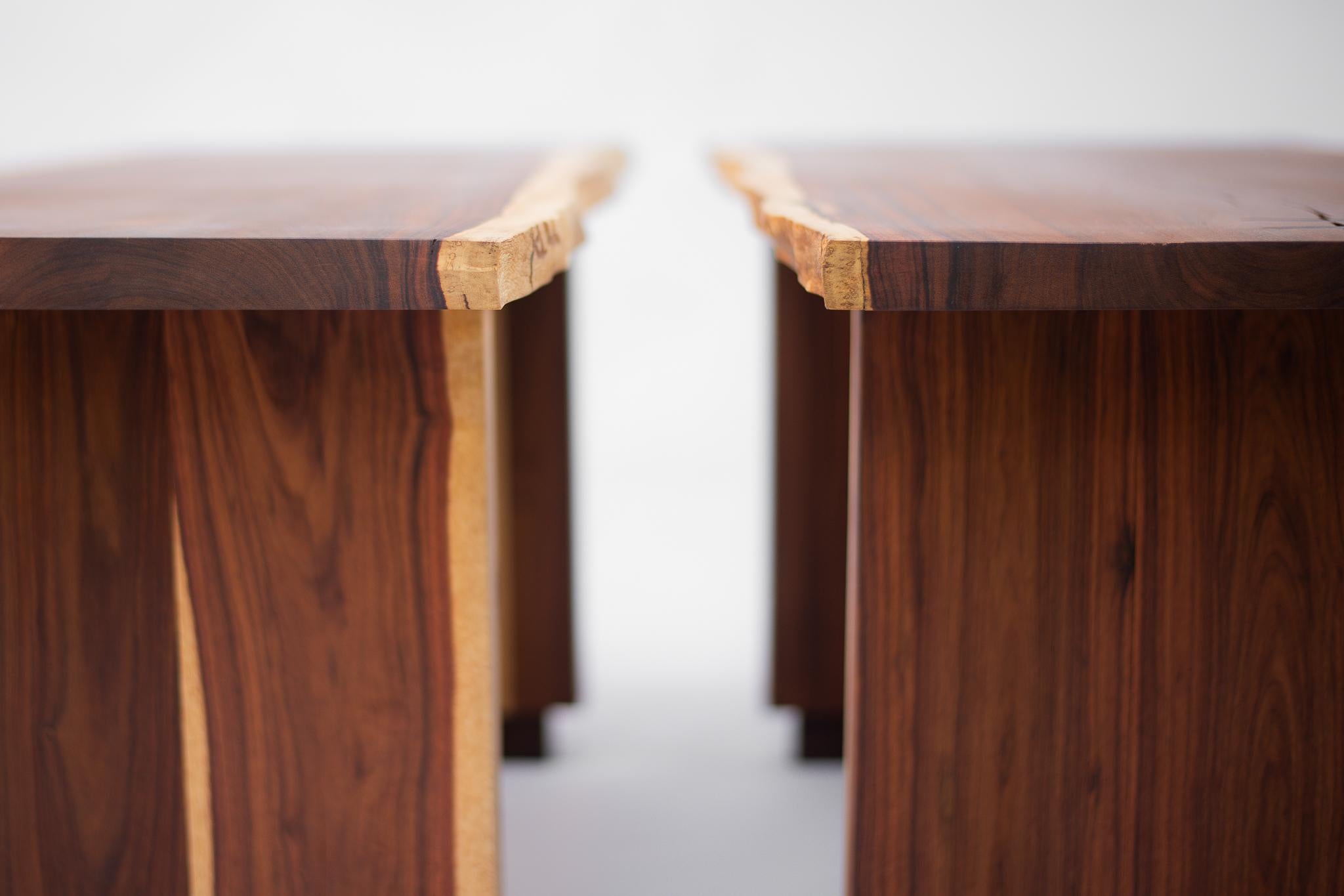 Organique Paire unique de tables basses en granadillo avec bord vivant organique - Disponible maintenant en vente