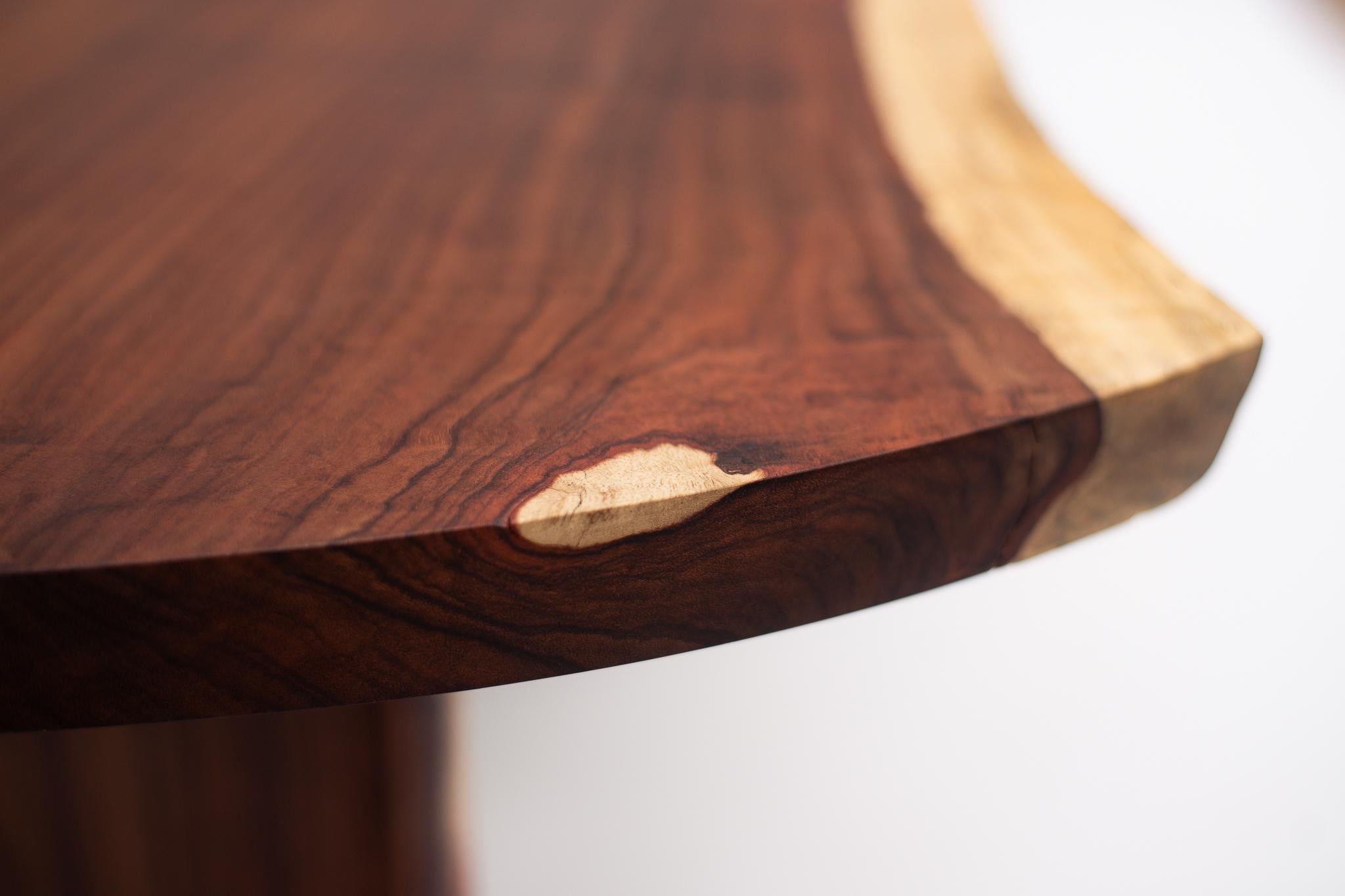 Mexicain Paire unique de tables basses en granadillo avec bord vivant organique - Disponible maintenant en vente