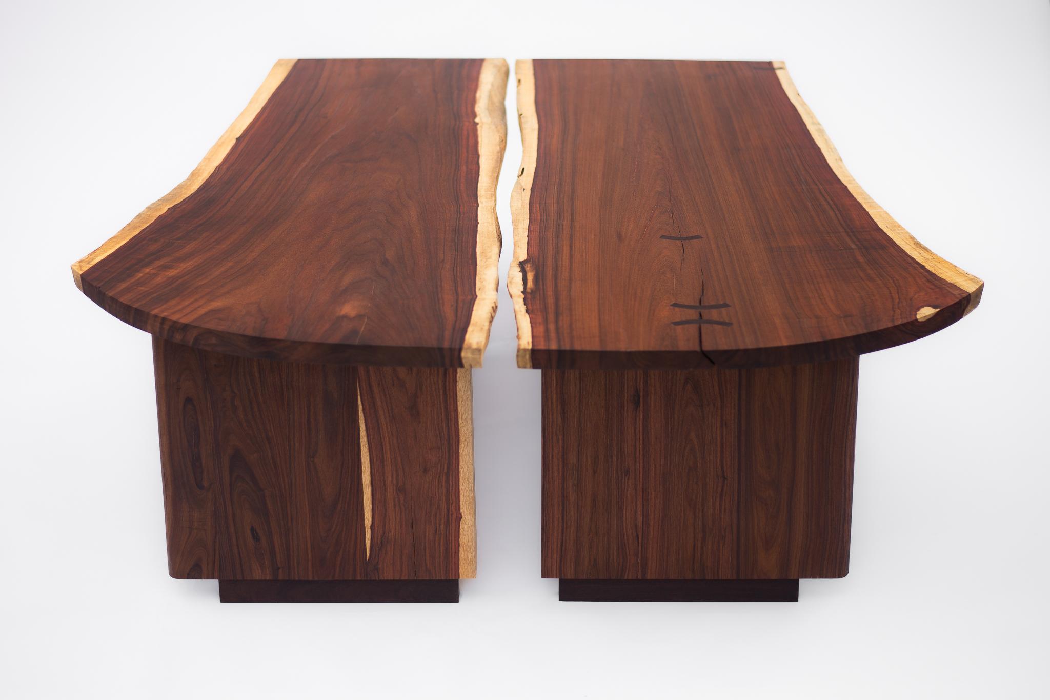 Travail du bois Paire unique de tables basses en granadillo avec bord vivant organique - Disponible maintenant en vente