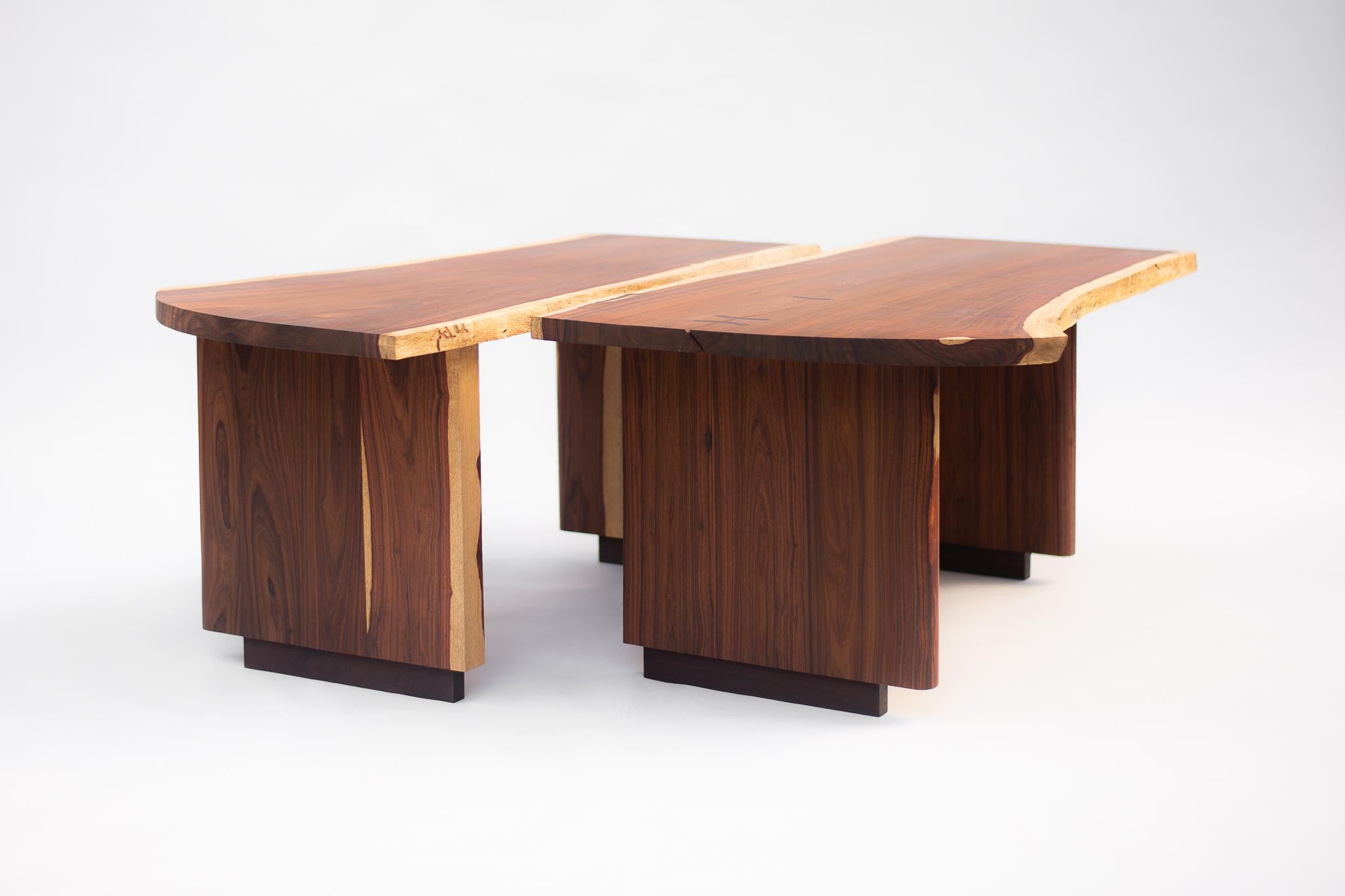 Paire unique de tables basses en granadillo avec bord vivant organique - Disponible maintenant Neuf - En vente à PARQUE INDUSTRIAL OTHON P BLANCO, Quintana Roo