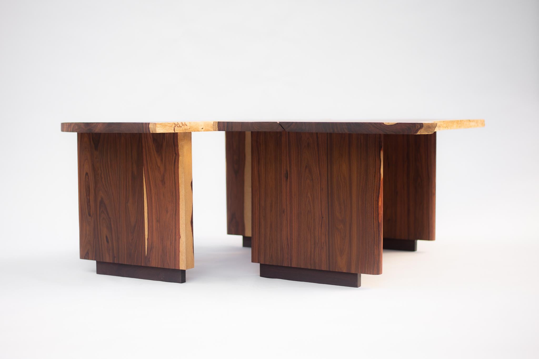 XXIe siècle et contemporain Paire unique de tables basses en granadillo avec bord vivant organique - Disponible maintenant en vente