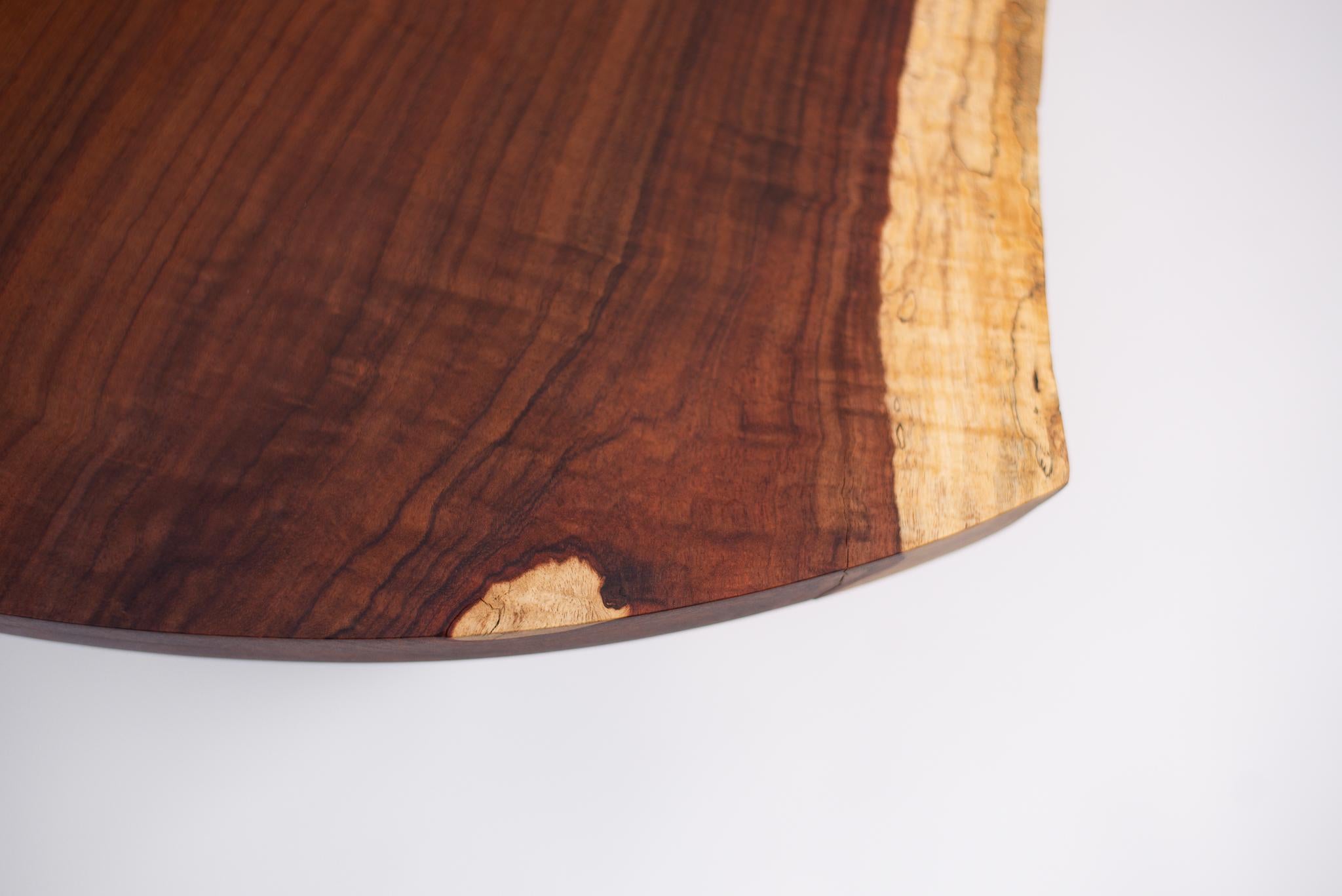 Bois de feuillus Paire unique de tables basses en granadillo avec bord vivant organique - Disponible maintenant en vente