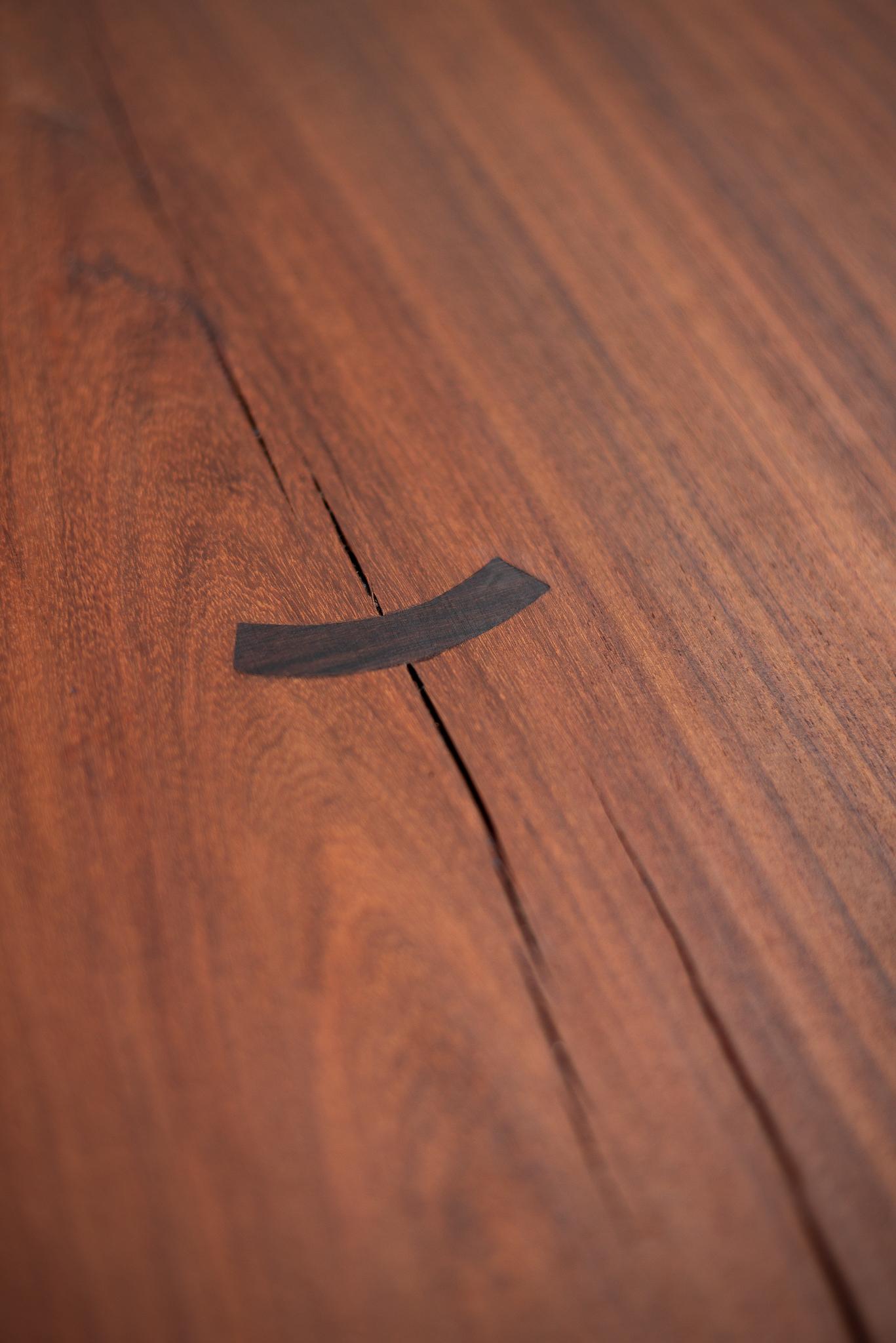 Paire unique de tables basses en granadillo avec bord vivant organique - Disponible maintenant en vente 1