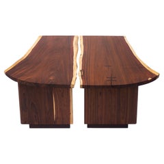 Paire unique de tables basses en granadillo avec bord vivant organique - Disponible maintenant