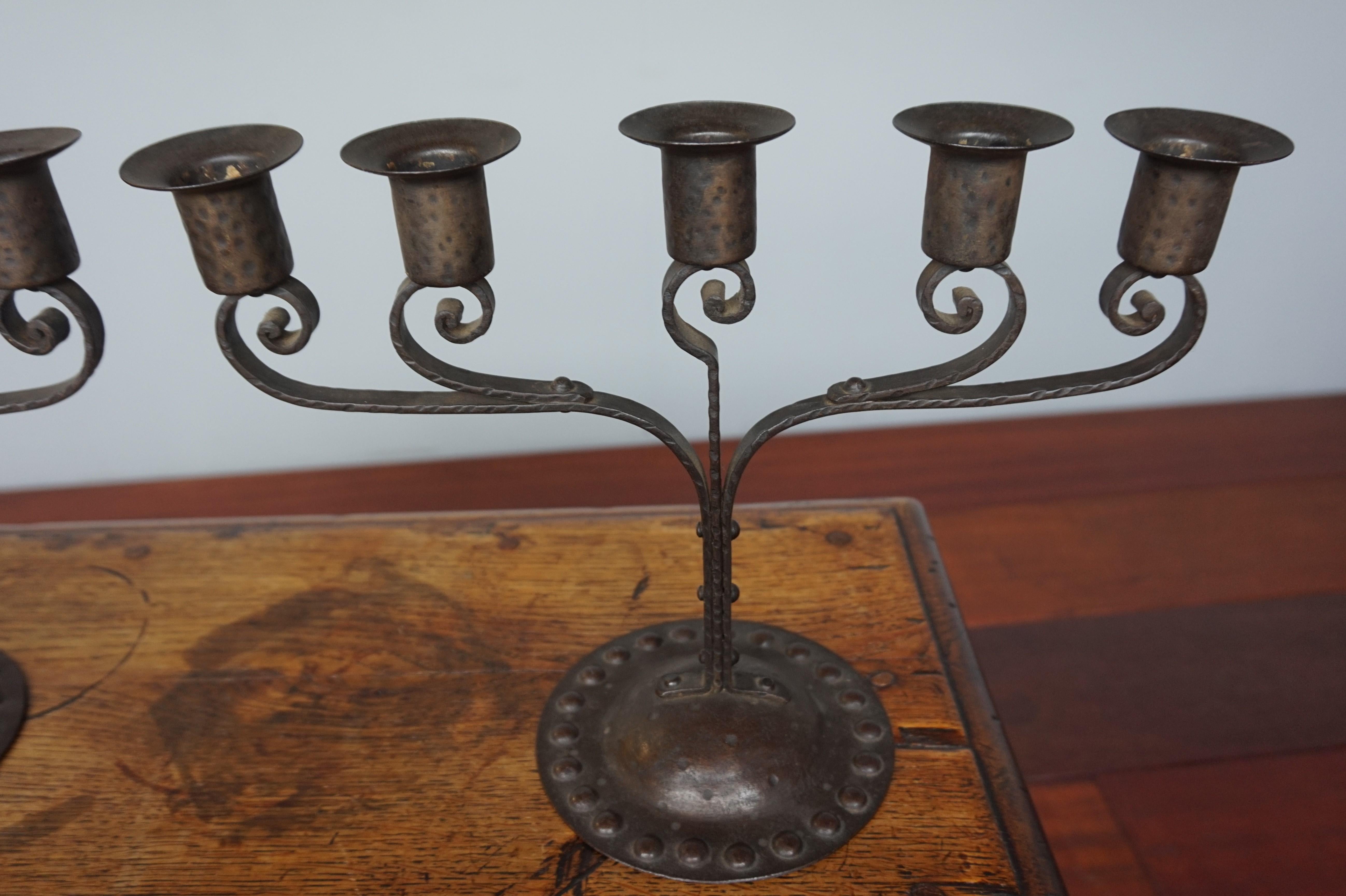 Pareja única de candelabros de mesa Arts & Crafts de hierro forjado a mano, década de 1910 Europeo