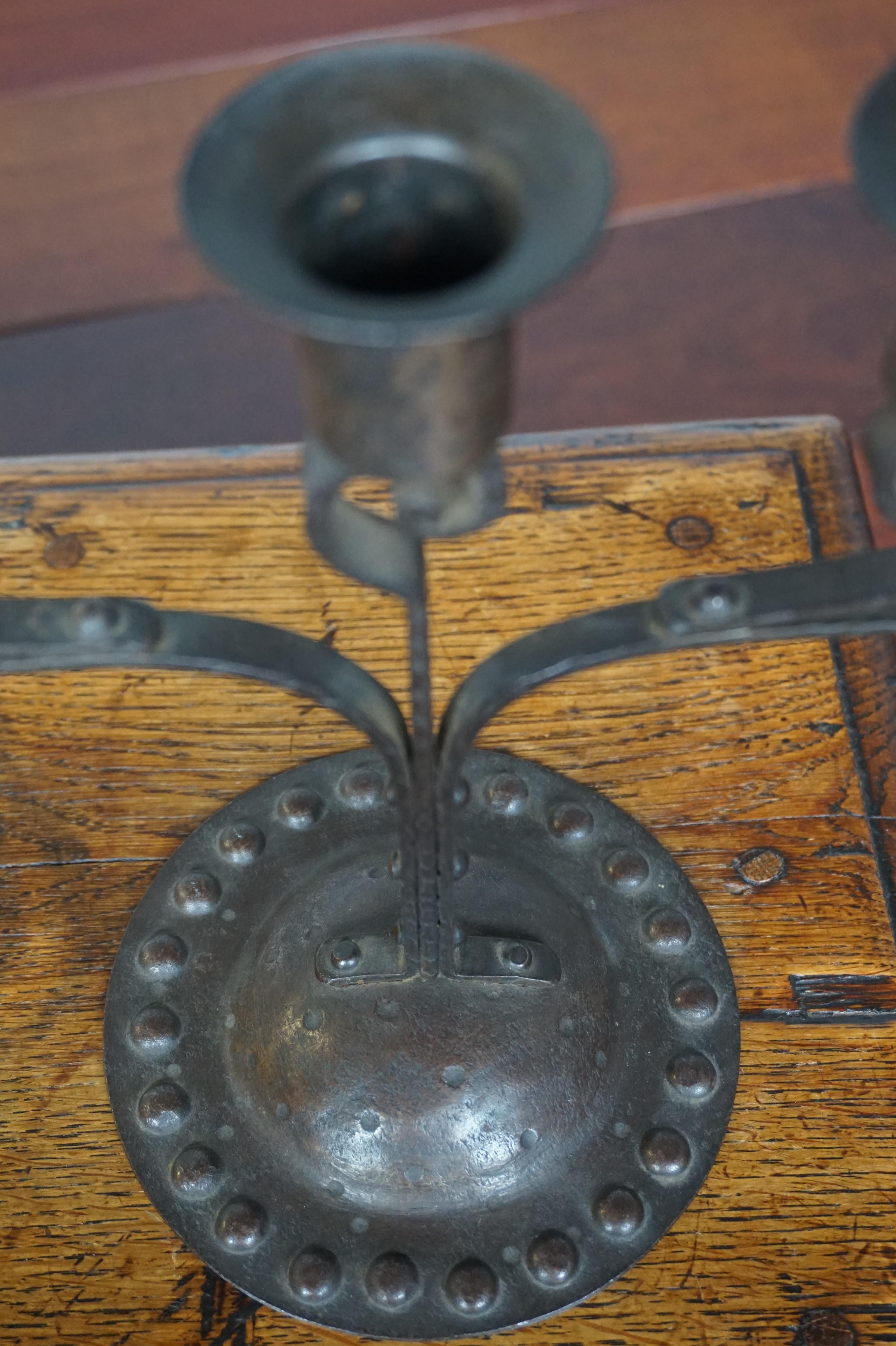 Paire unique de candélabres de table Arts & Crafts en fer forgé à la main, années 1910 en vente 1