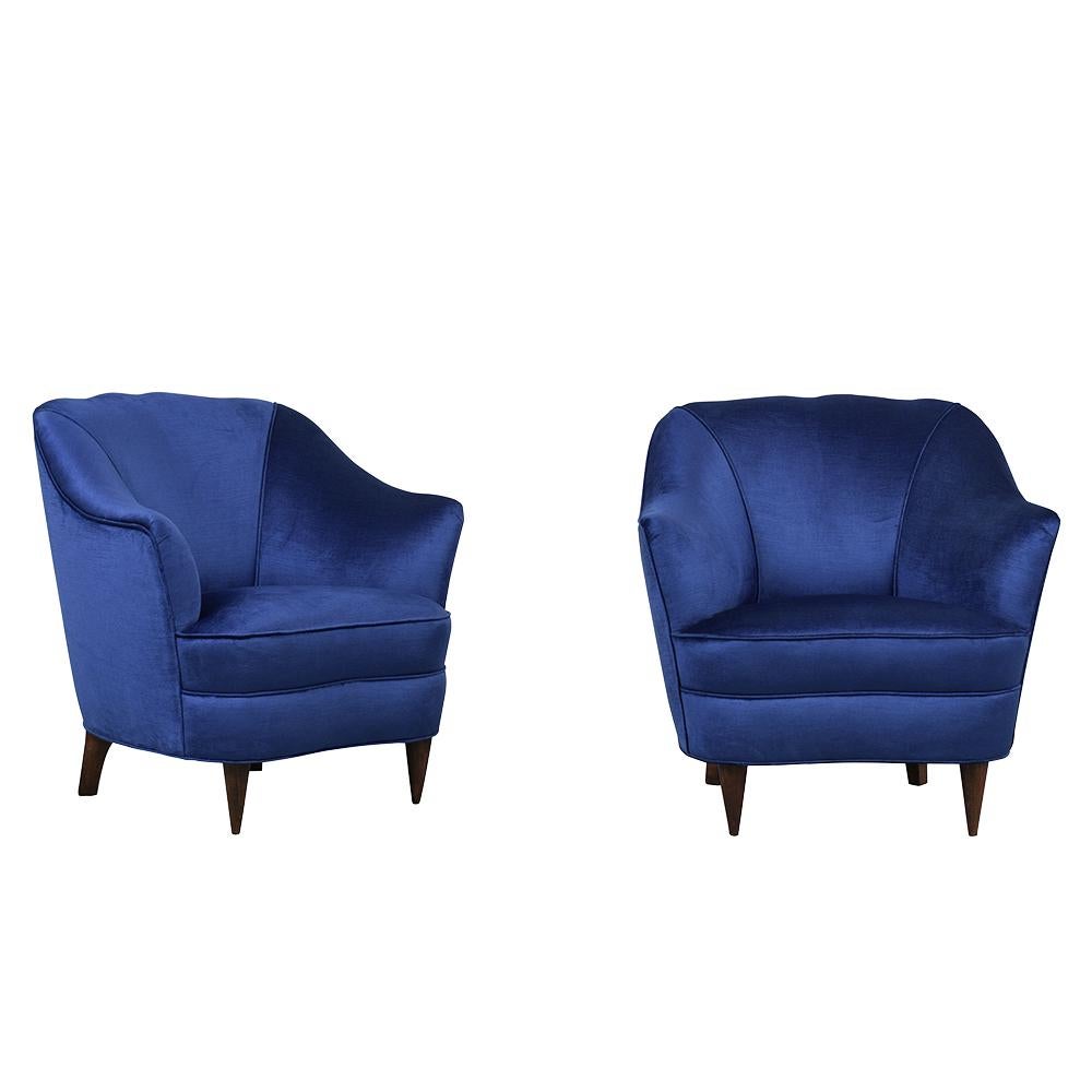 This pair of 1930s Mid Century Modern Gio Ponti for Casa e Giardino Lounge Chairs has been completely restored and is in great condition. The armchairs have been professionally upholstered in royal blue velvet fabric with single piping trim details