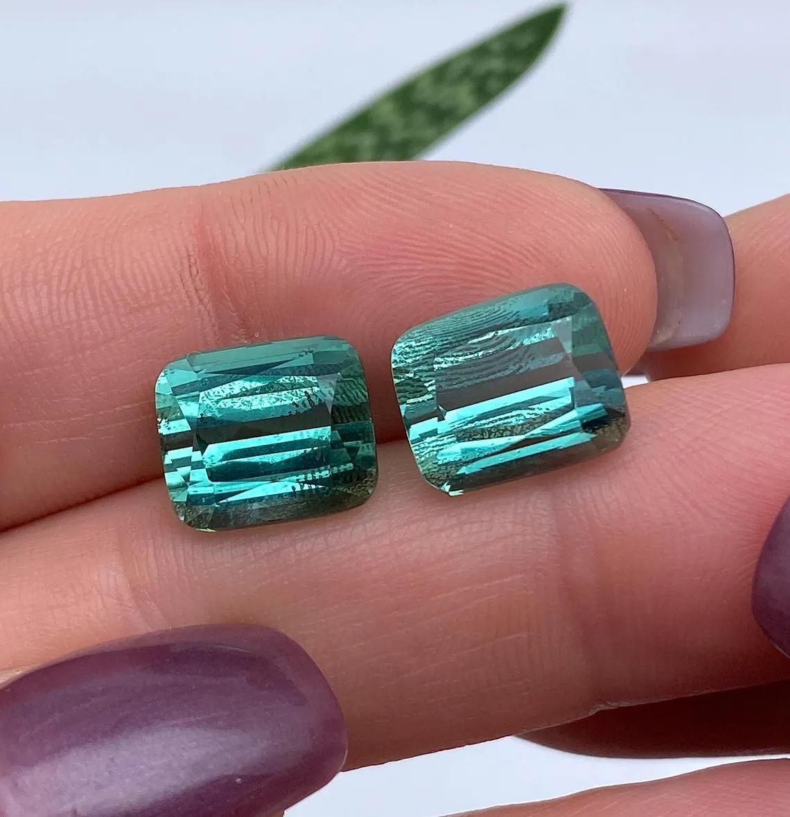 Coppia di gemme di tormalina naturale della laguna, taglio rettangolare, Afghanistan, certificate dalla GIA, 16,25 carati.

Le coppie hanno entrambi i certificati GIA e GFCO
Colore della pietra preziosa: Blu-Verde
Tipo di gemma: Tormalina
Dimensioni