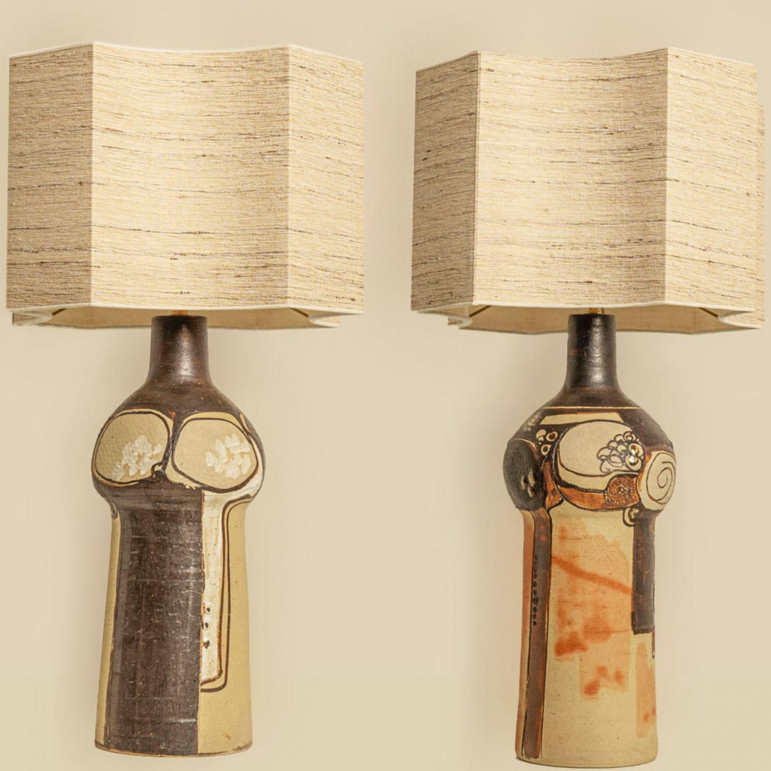 Magnifique paire de lampes de table uniques en céramique de Hanne G. Salamon, fabriquées au Danemark, 1970. Combiné avec un abat-jour en soie beige personnalisé par René Houben avec un abat-jour intérieur en soie beige.

Les céramiques multicolores