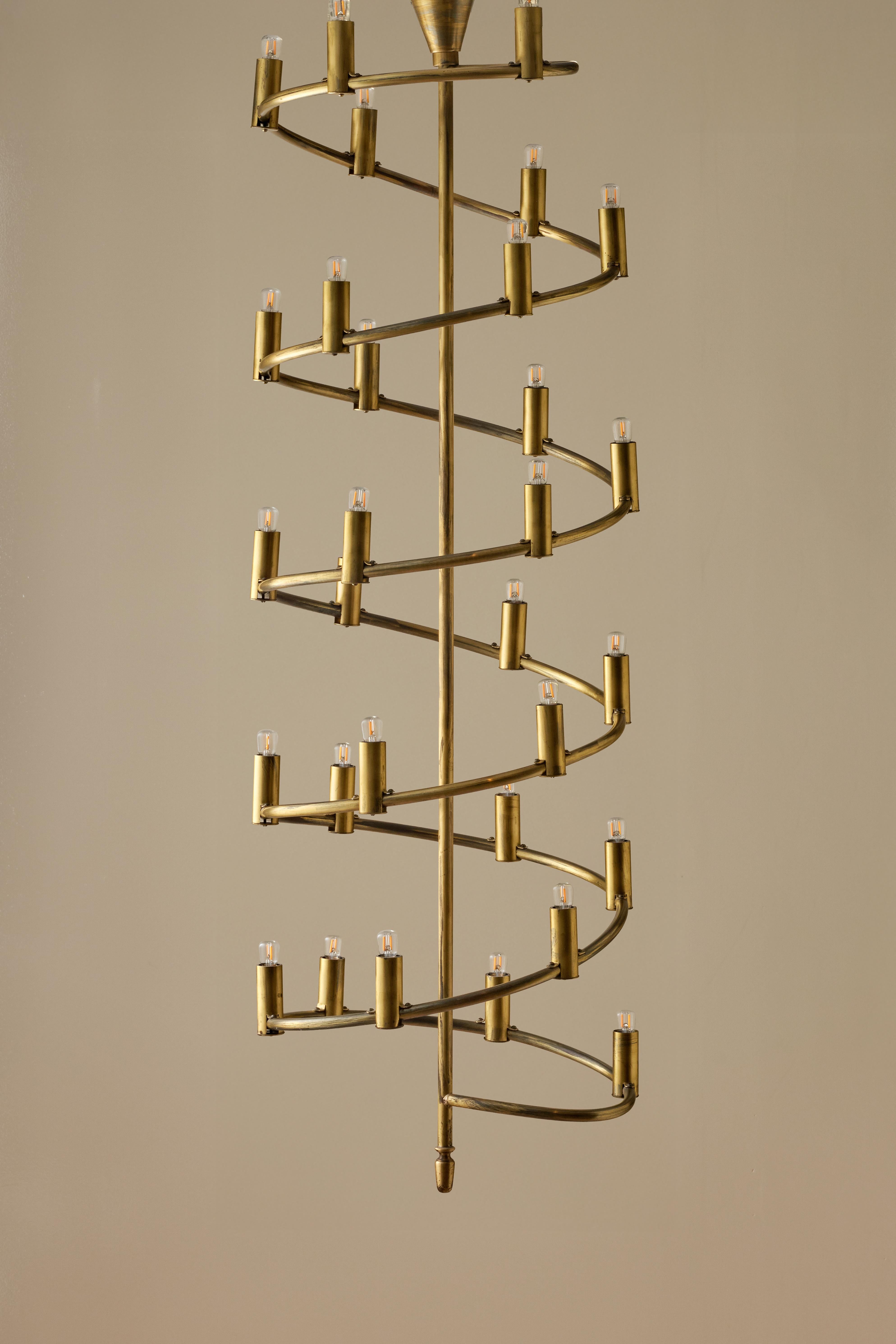 Lampadari in ottone unici, realizzati appositamente per una villa in Svezia nel 1965. Set di 2 disponibili.
Sono incluse estensioni originali che raddoppiano l'altezza. Di altissima qualità, produttore e designer sconosciuti.
Altezza: 150 cm