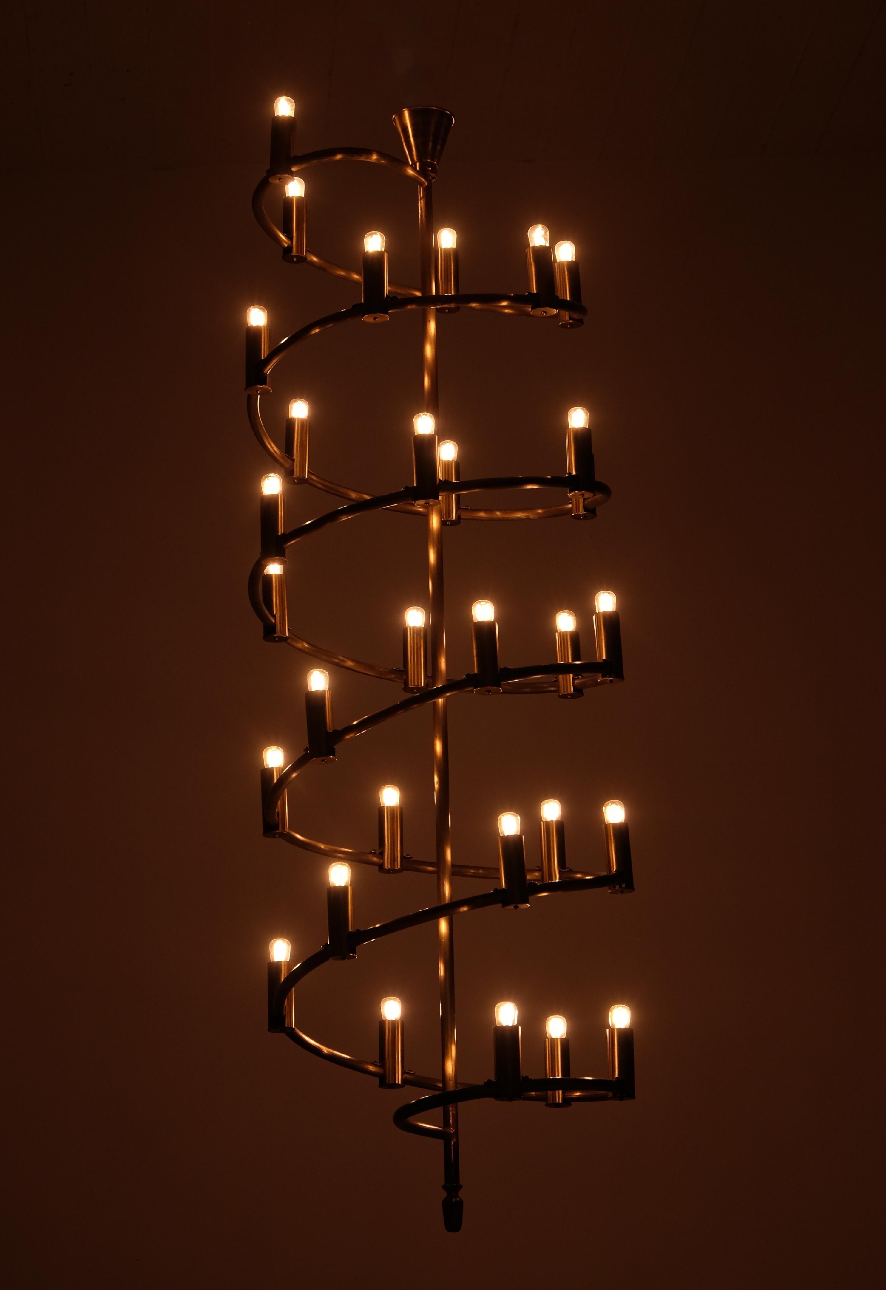 Scandinavo moderno Coppia unica di grandi lampadari svedesi in ottone, anni '60 in vendita